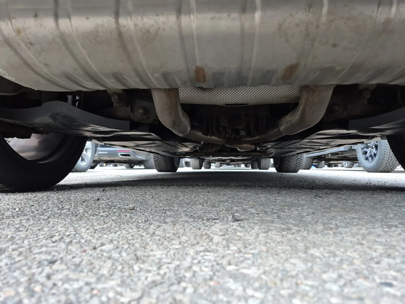 Undercarriage - Rear Photo