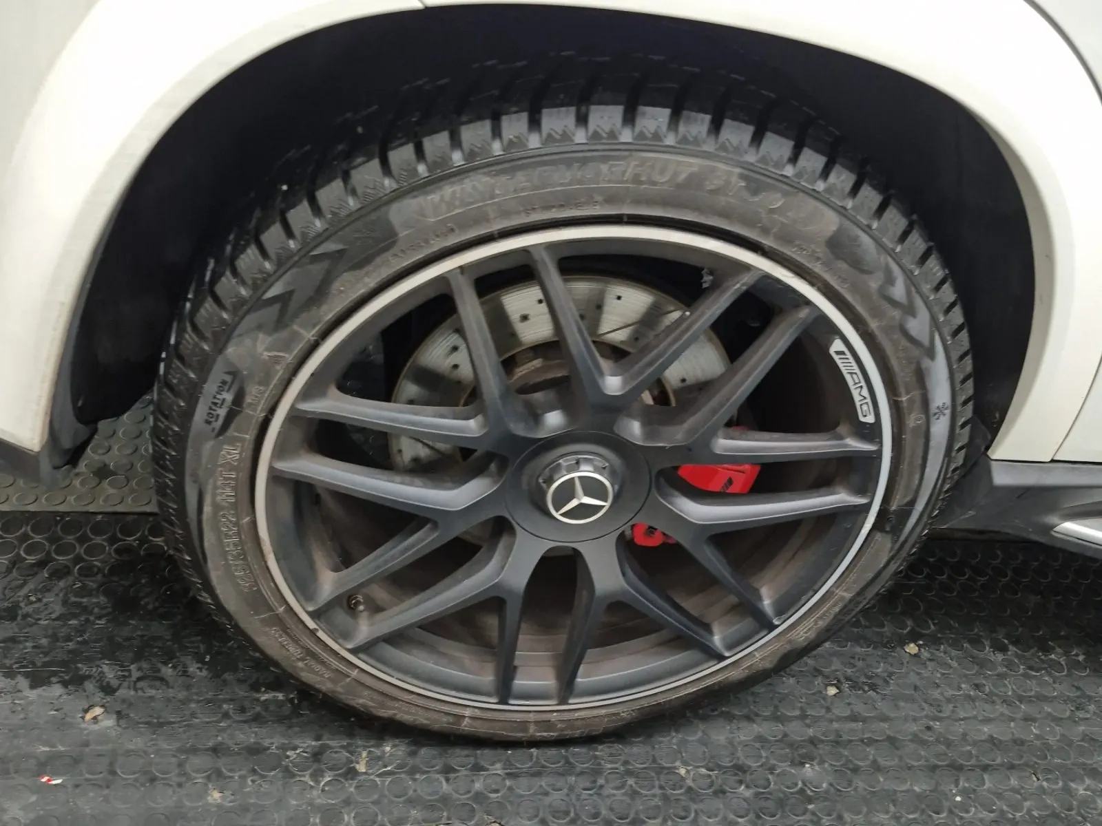 Right Rear Wheel/Tire Photo