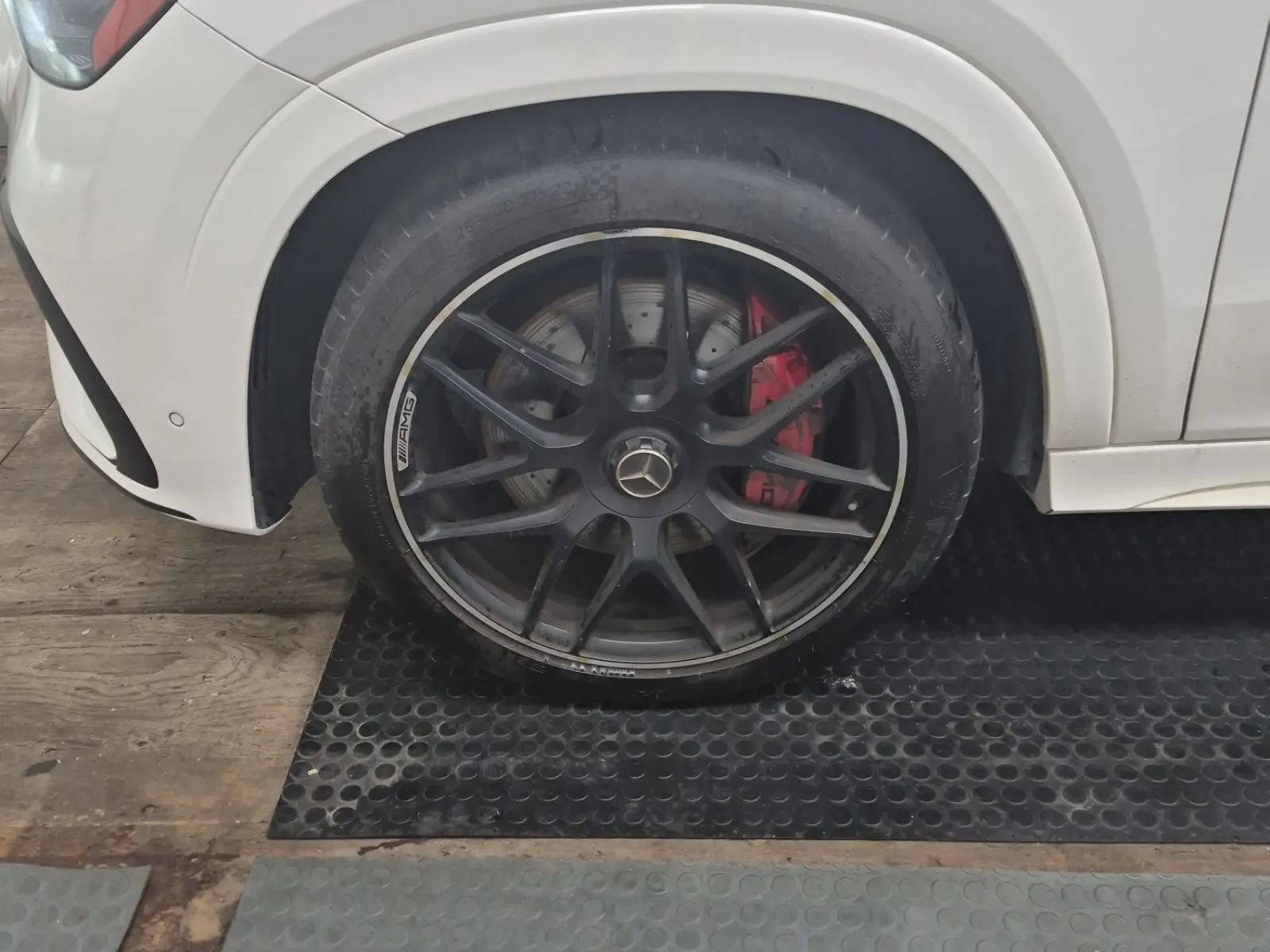 Front driver wheel/tire photo