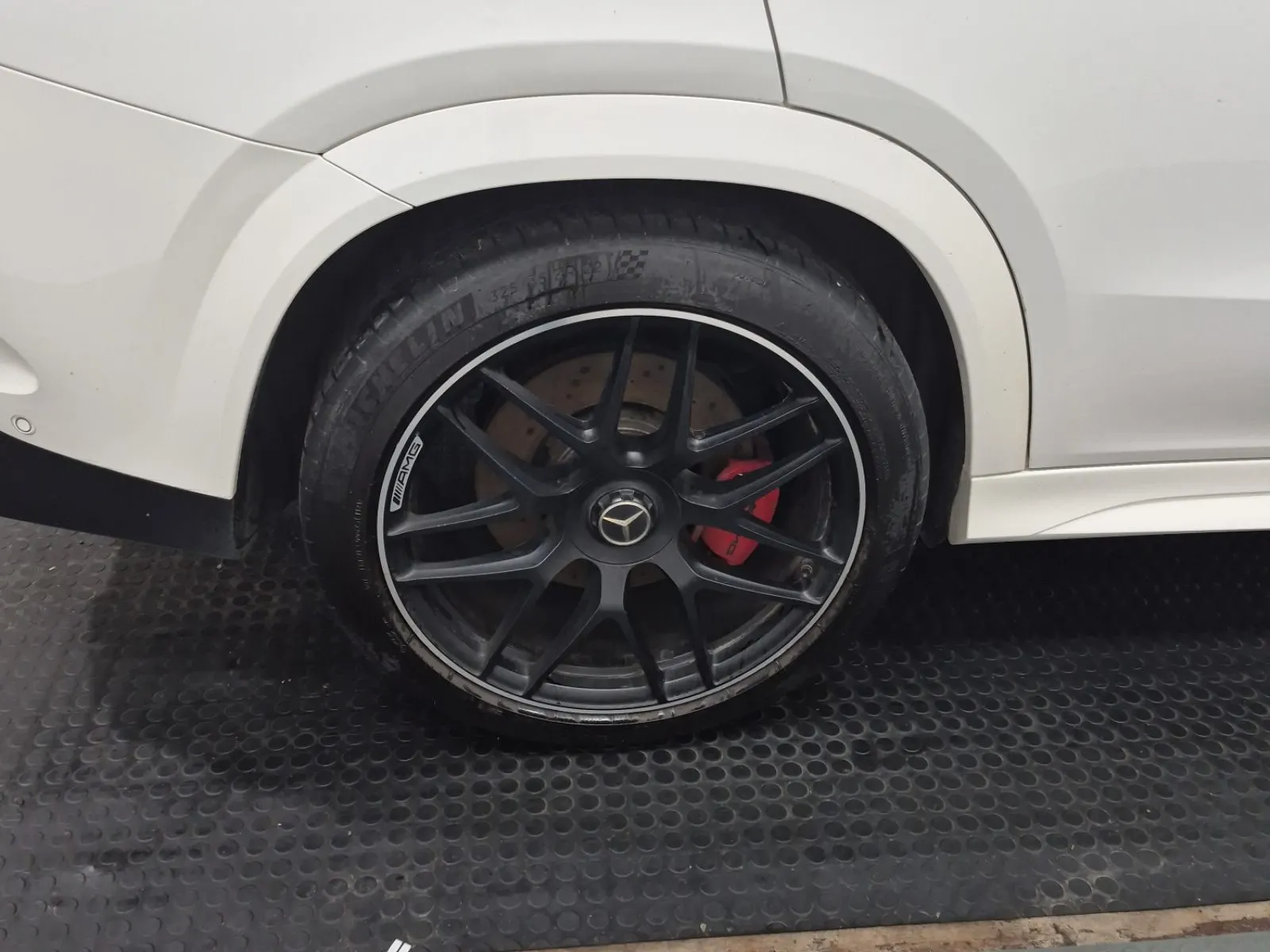 Right Rear Wheel/Tire Photo