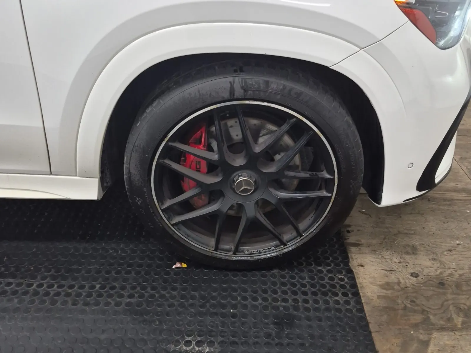 Right Front Wheel/Tire Photo