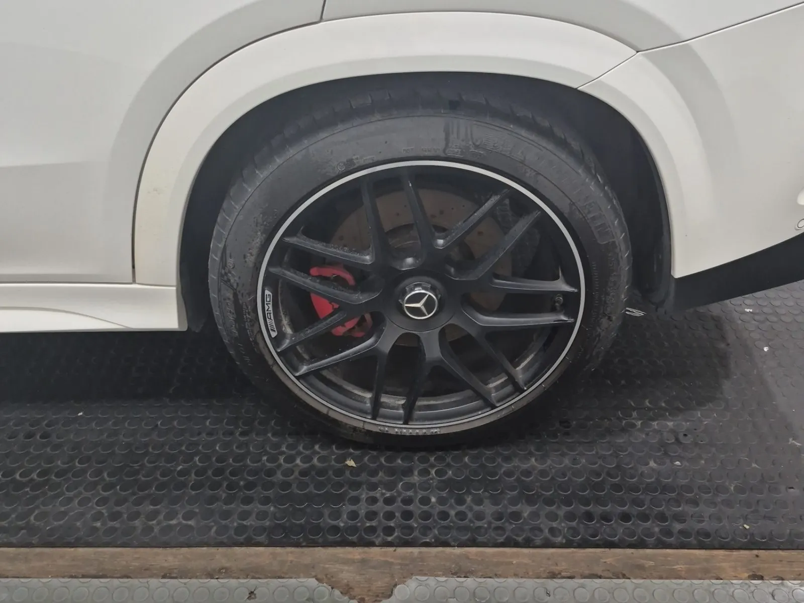 Left Rear Wheel/Tire Photo