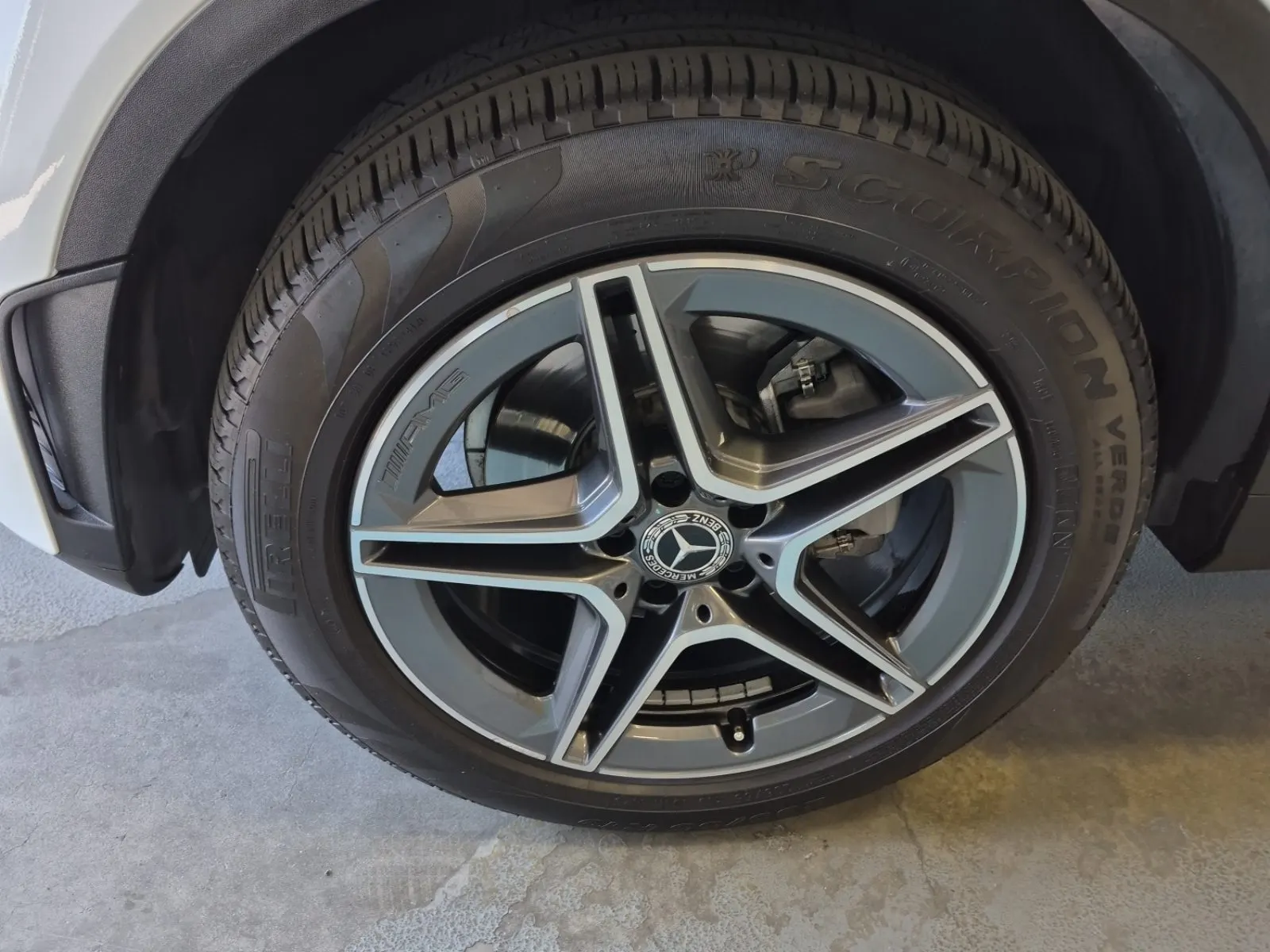 Front driver wheel/tire photo