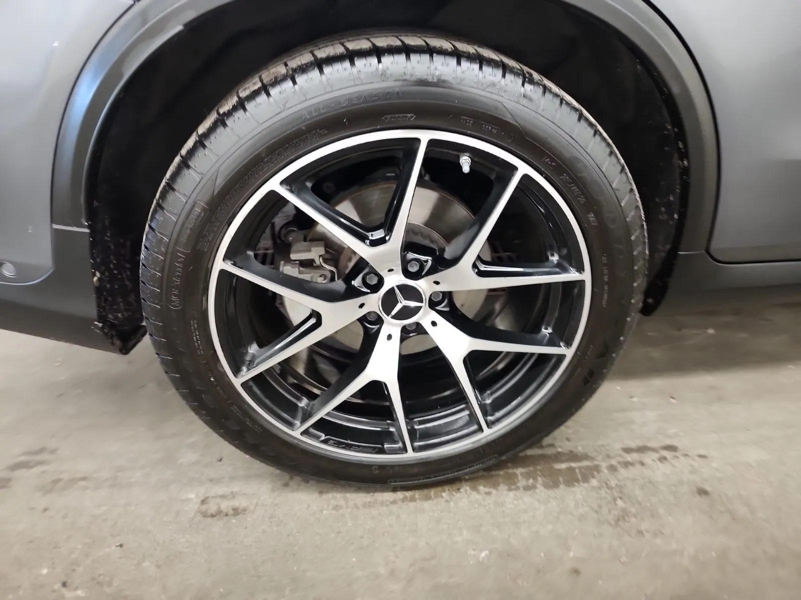 Right Rear Wheel/Tire Photo