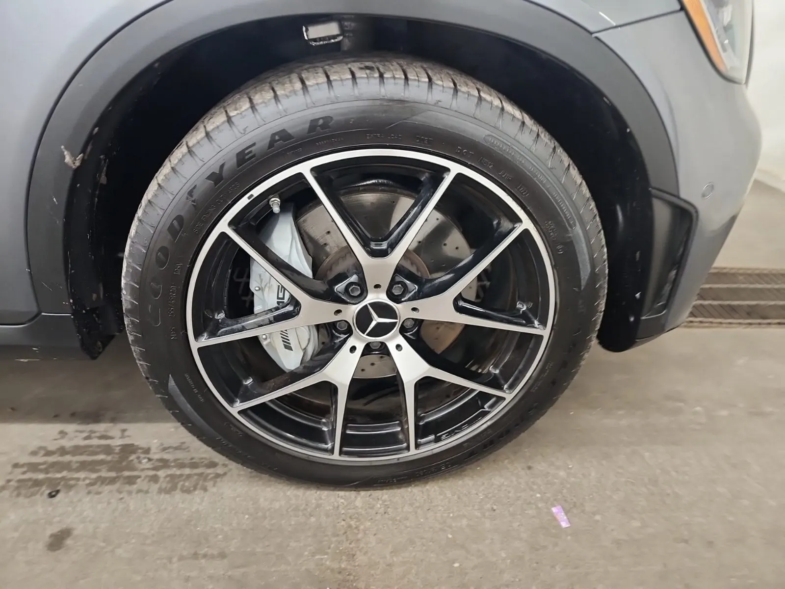 Right Front Wheel/Tire Photo