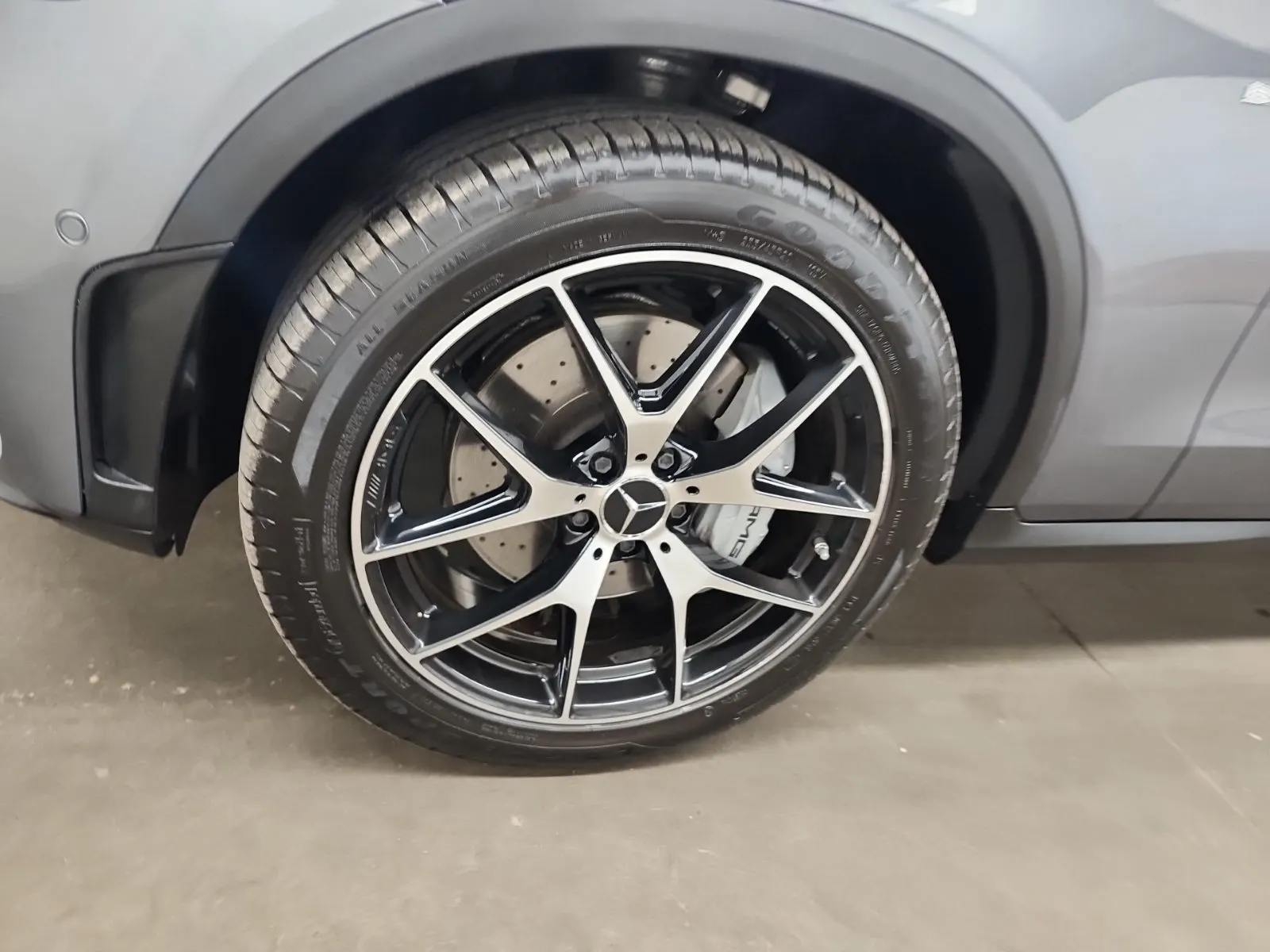 Front driver wheel/tire photo