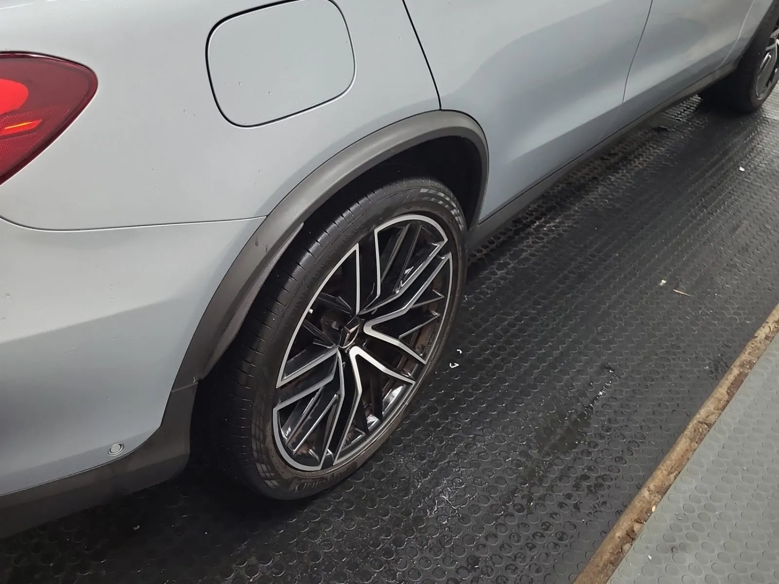 Right Rear Wheel/Tire Photo