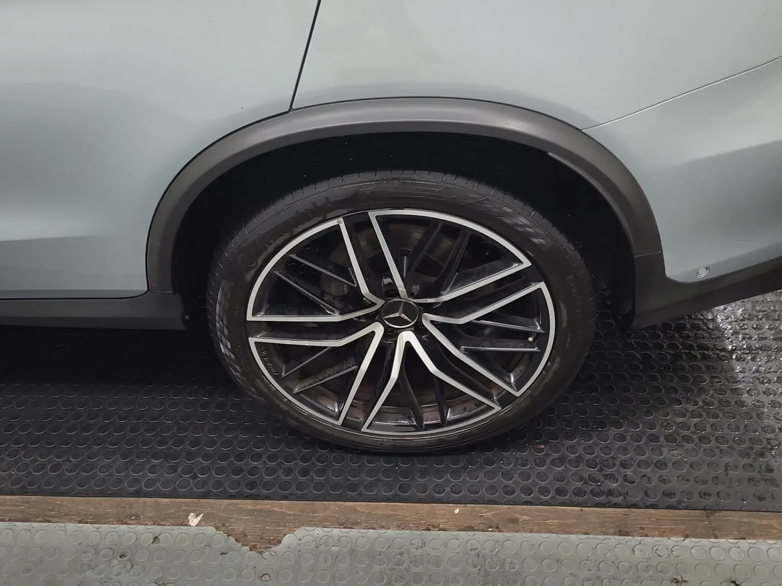 Left Rear Wheel/Tire Photo