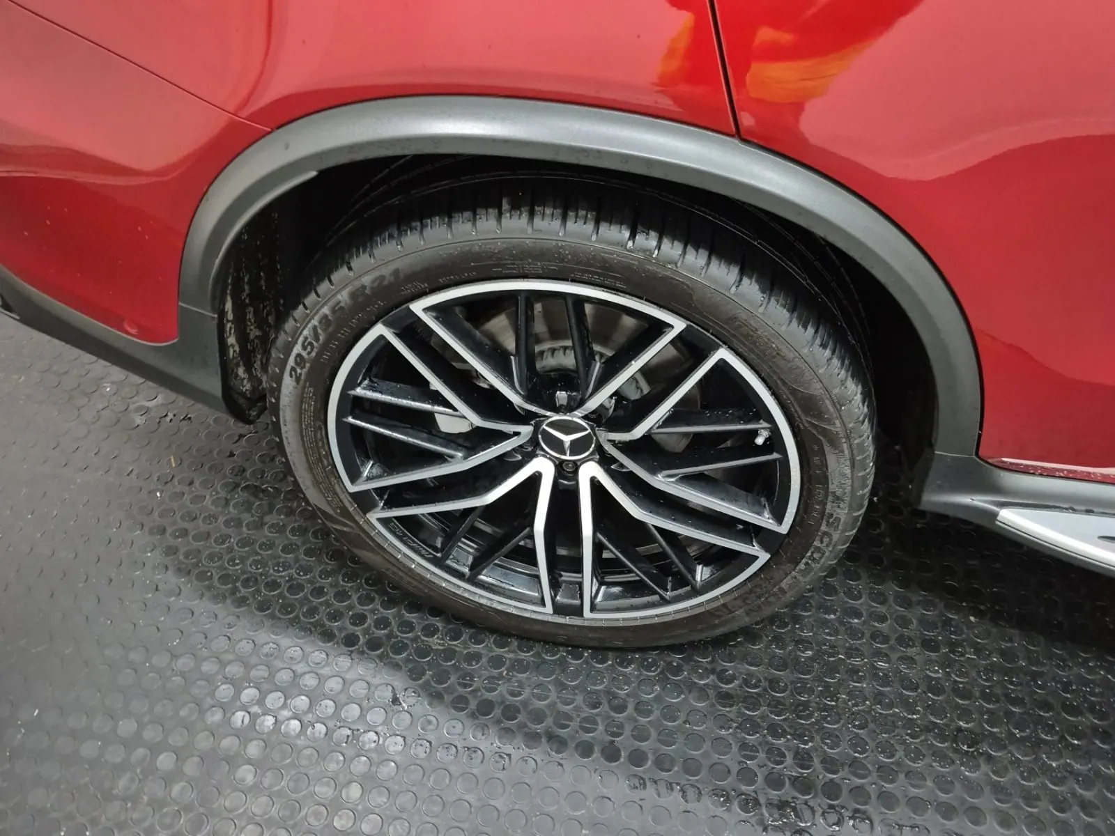 Right Rear Wheel/Tire Photo