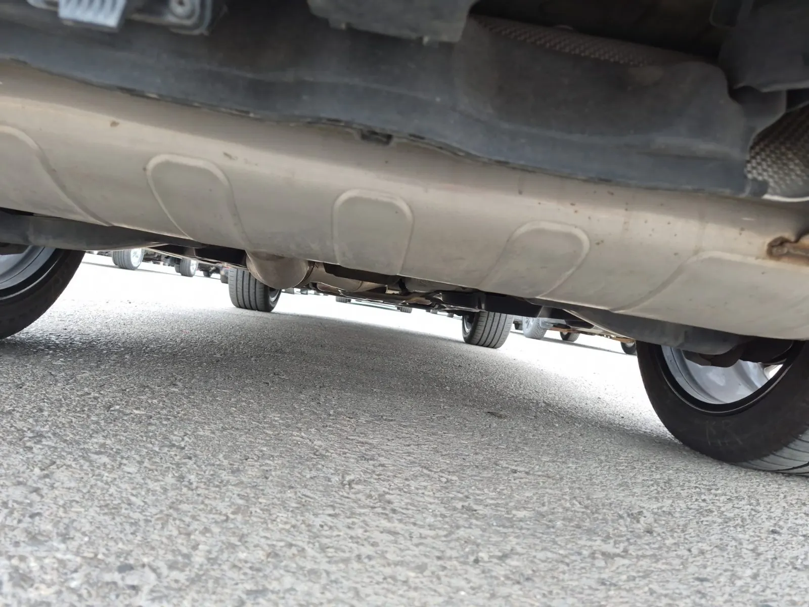 Undercarriage - Rear Photo