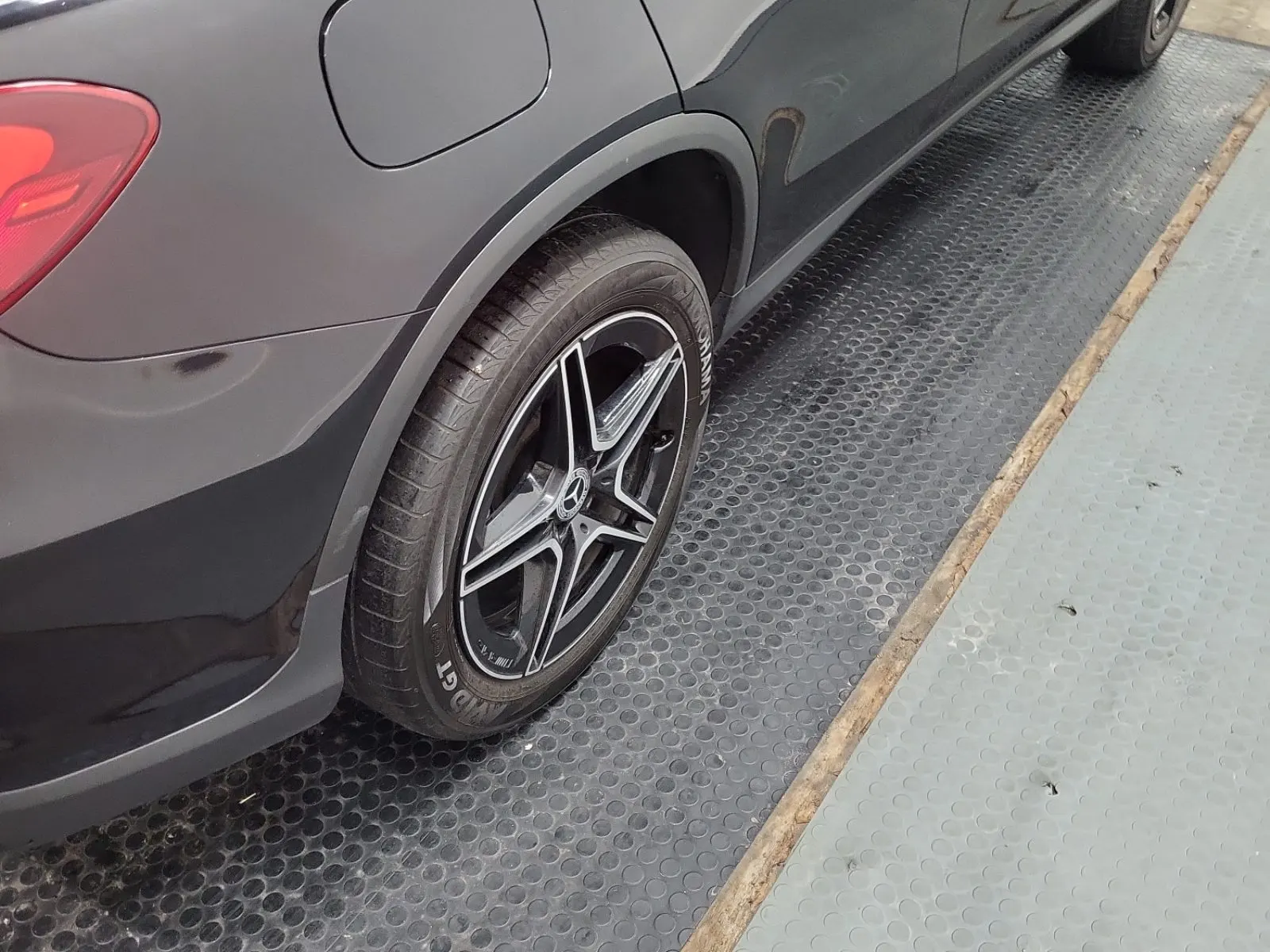 Right Rear Wheel/Tire Photo