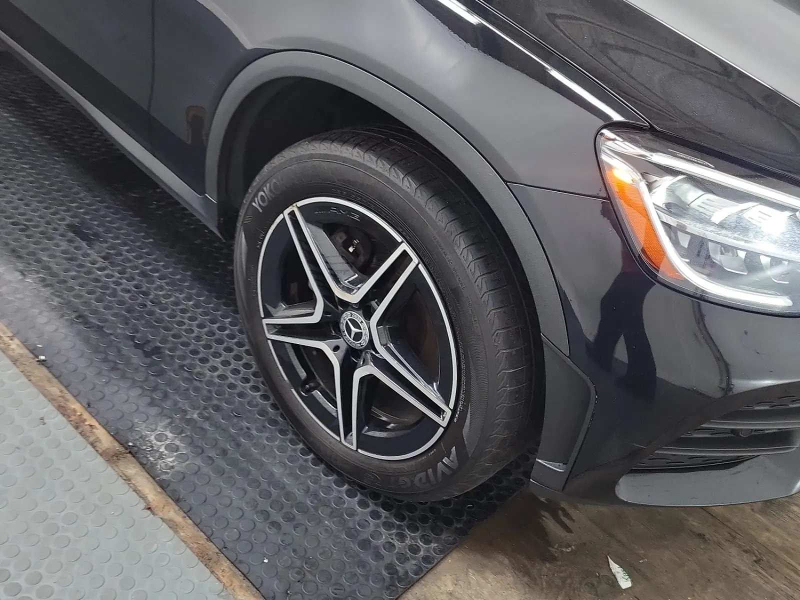 Right Front Wheel/Tire Photo