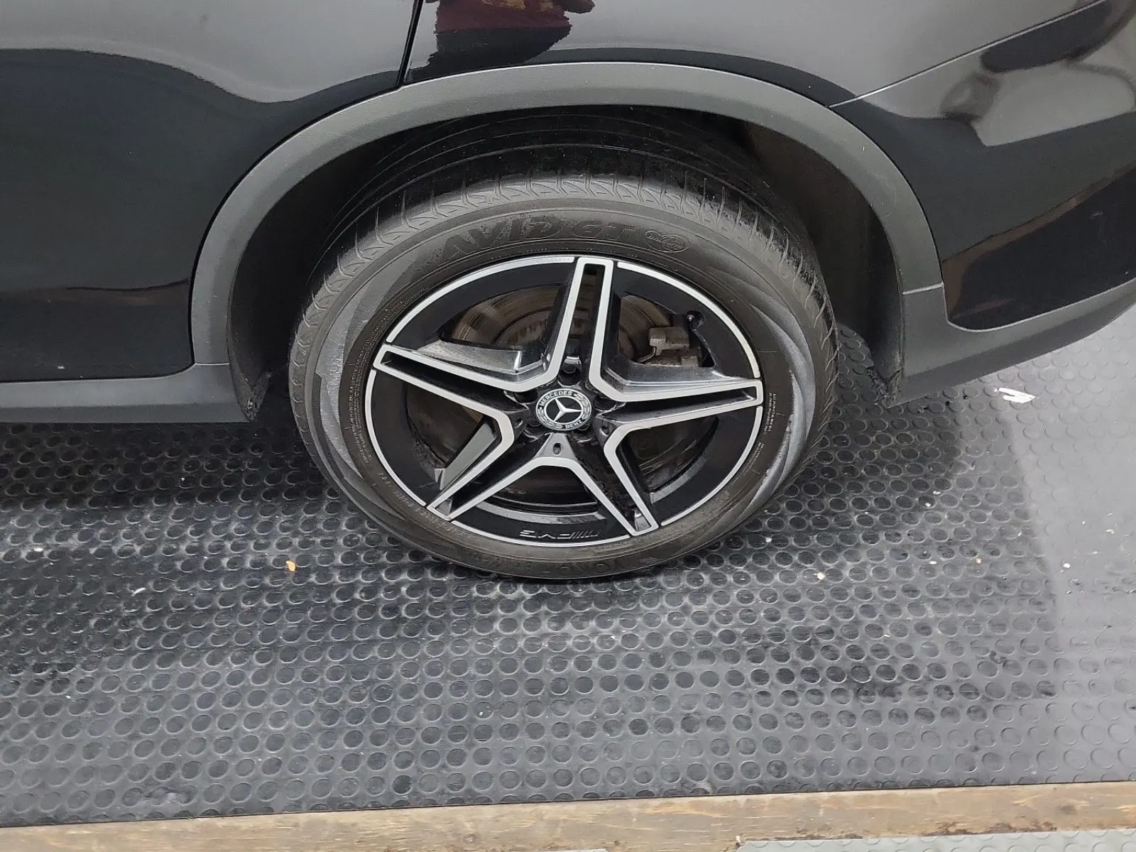 Left Rear Wheel/Tire Photo