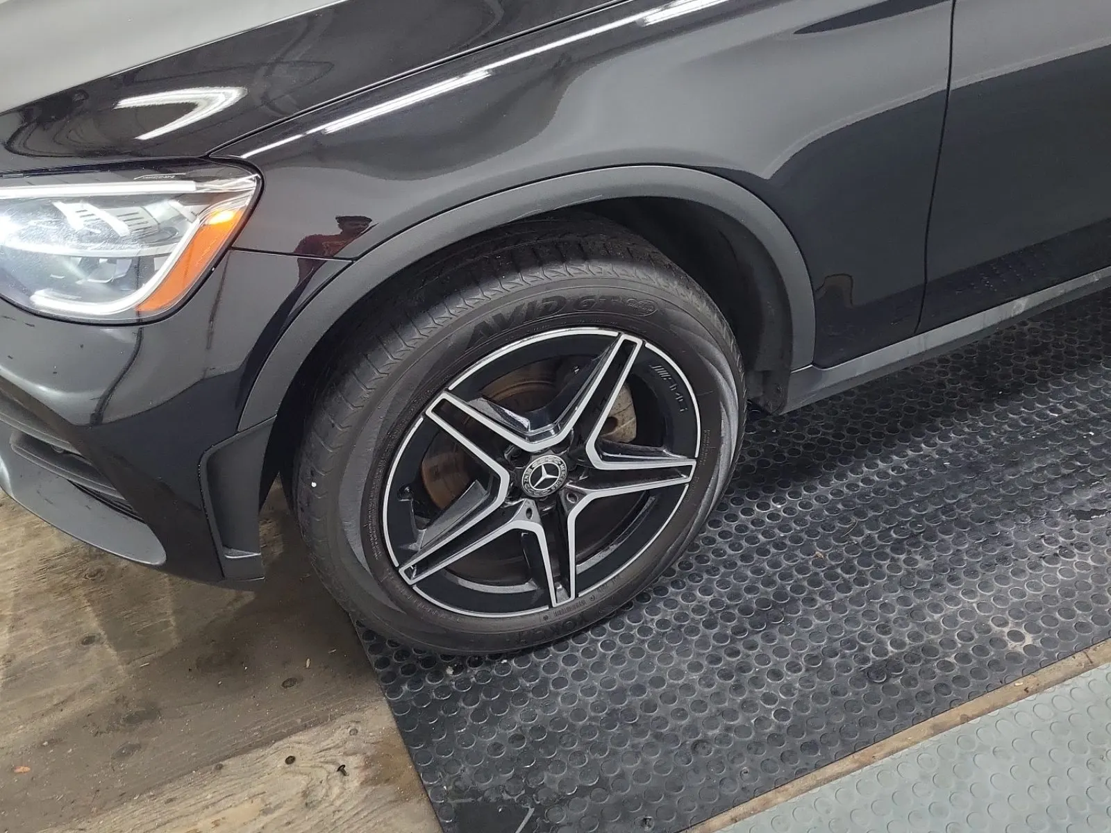Front driver wheel/tire photo