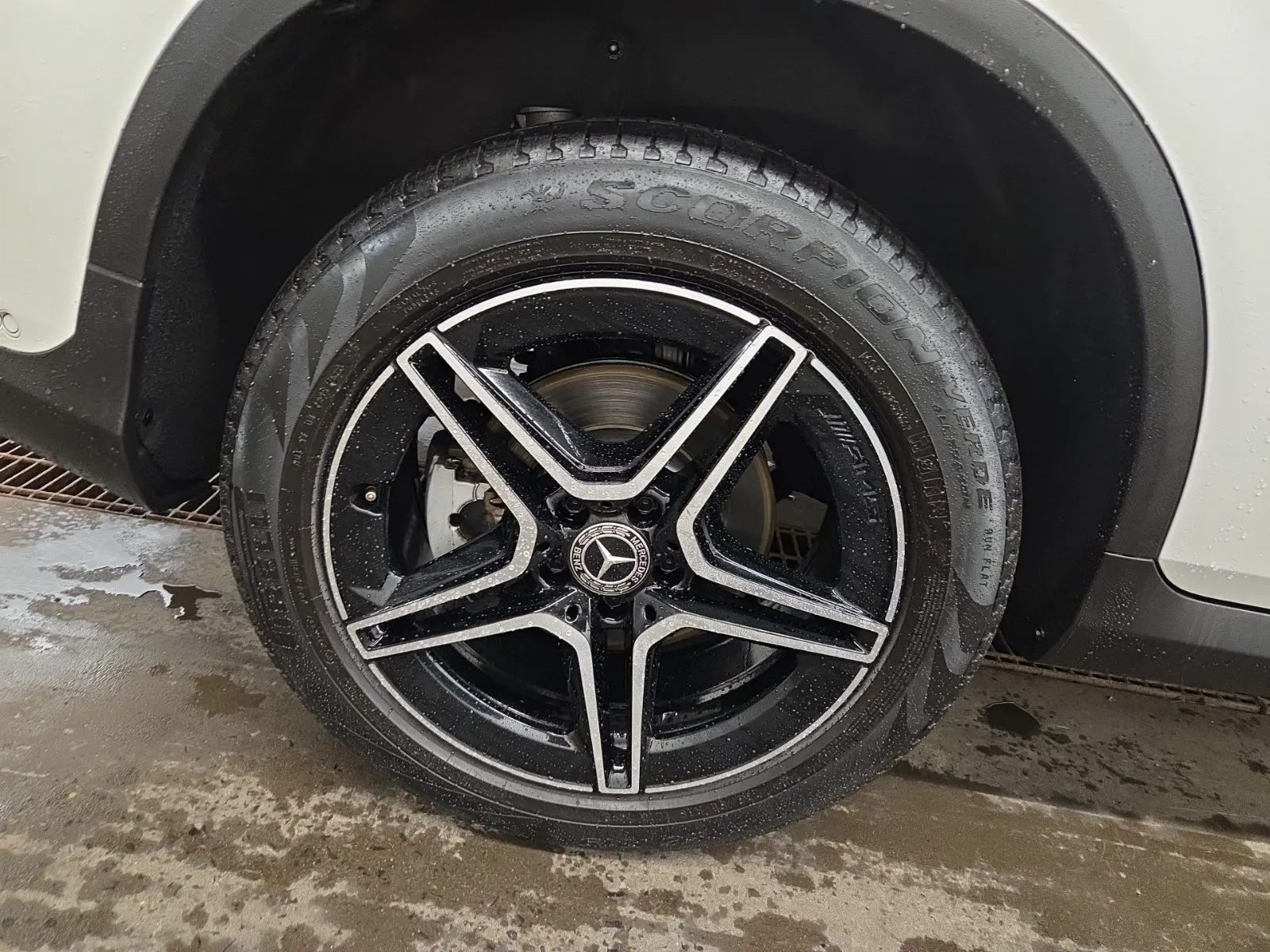 Right Rear Wheel/Tire Photo