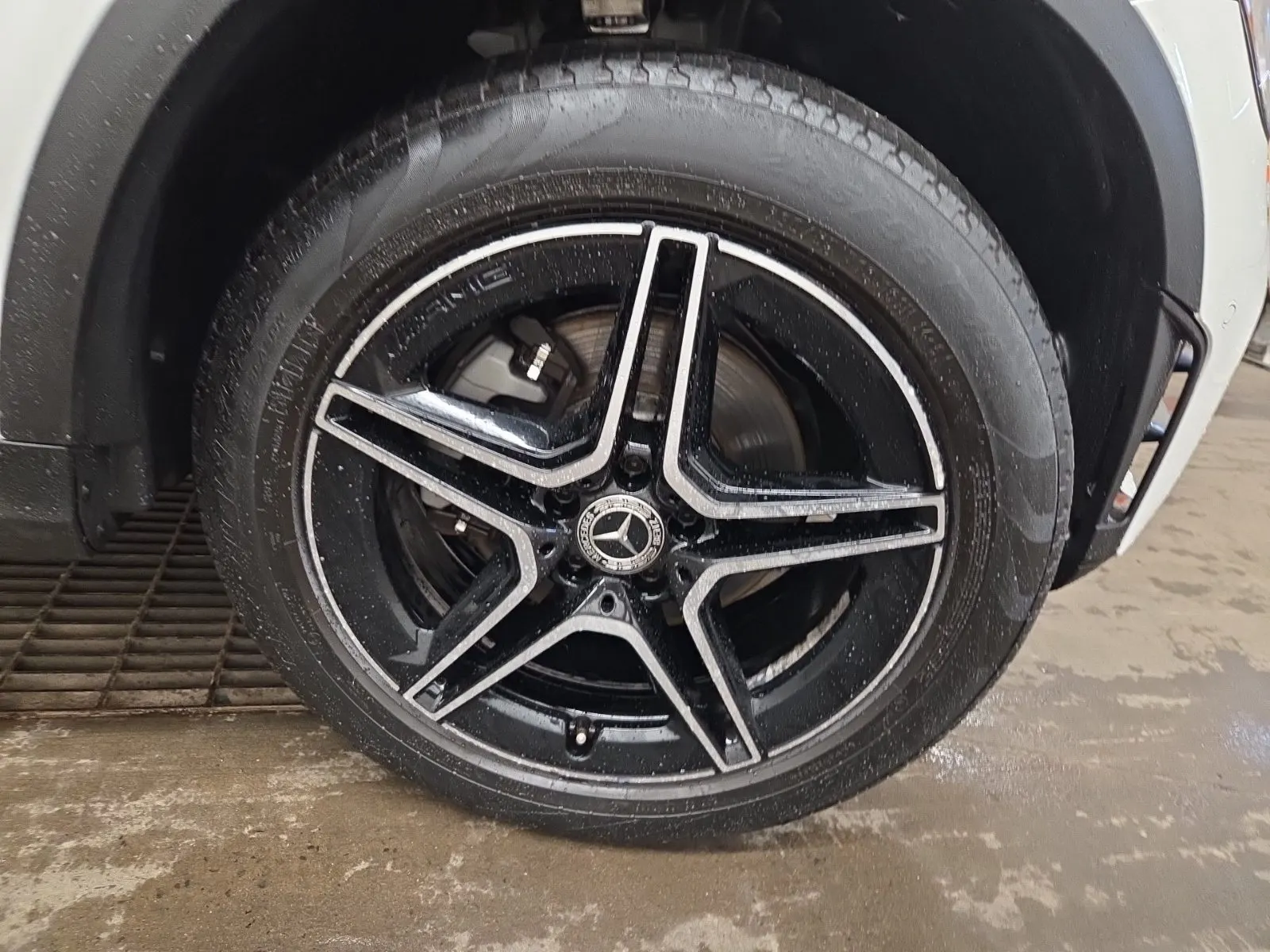 Right Front Wheel/Tire Photo