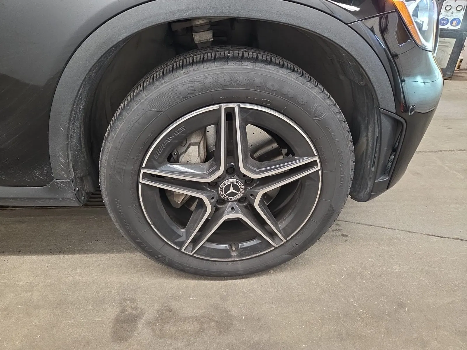 Right Front Wheel/Tire Photo