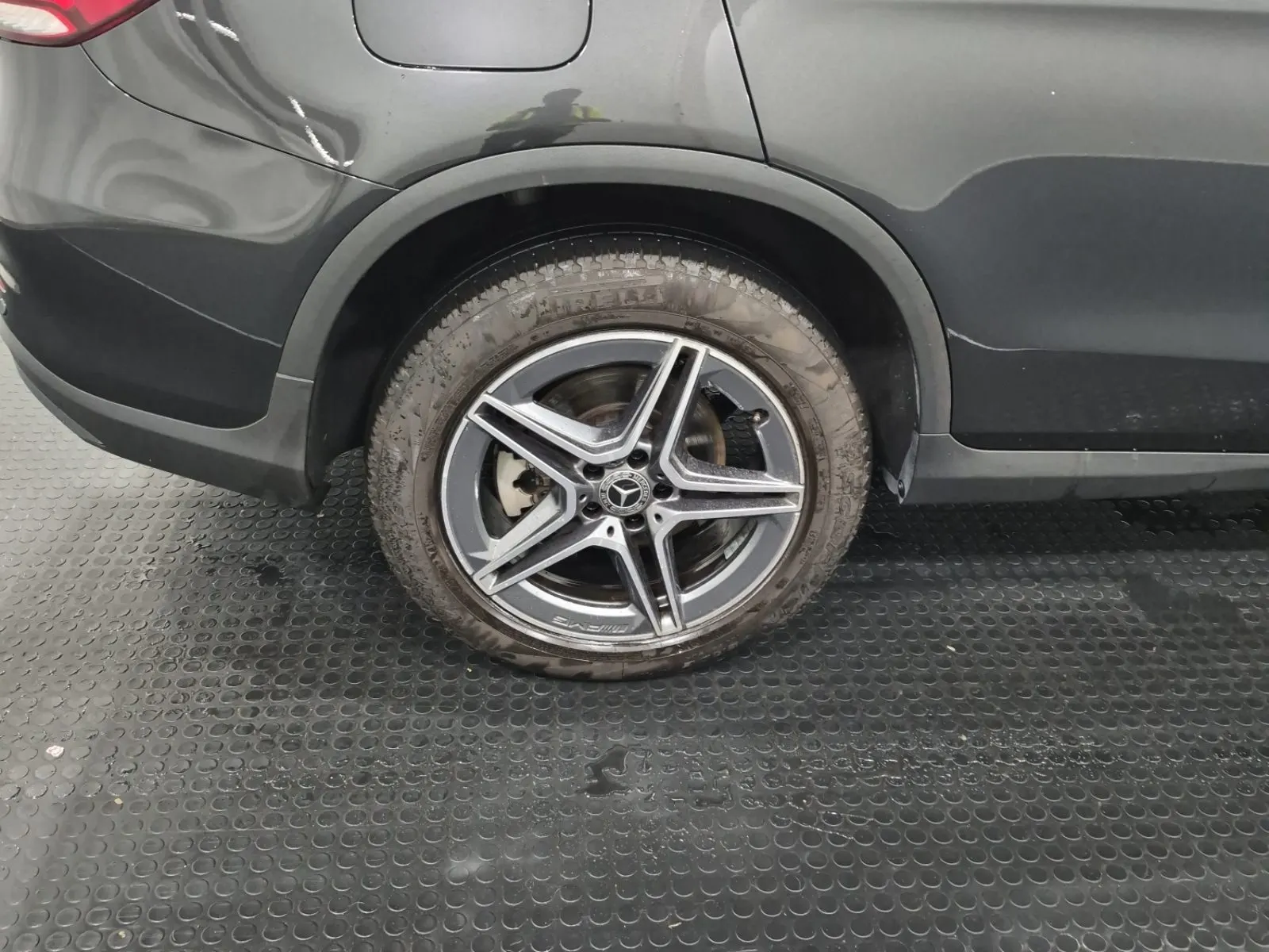 Right Rear Wheel/Tire Photo