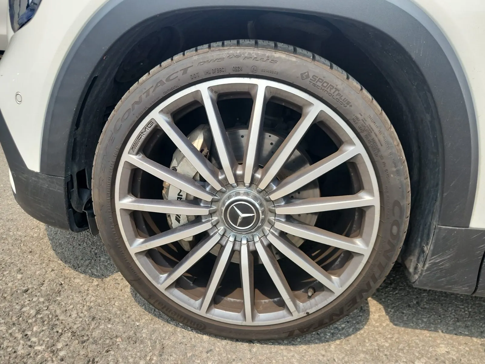 Front driver wheel/tire photo
