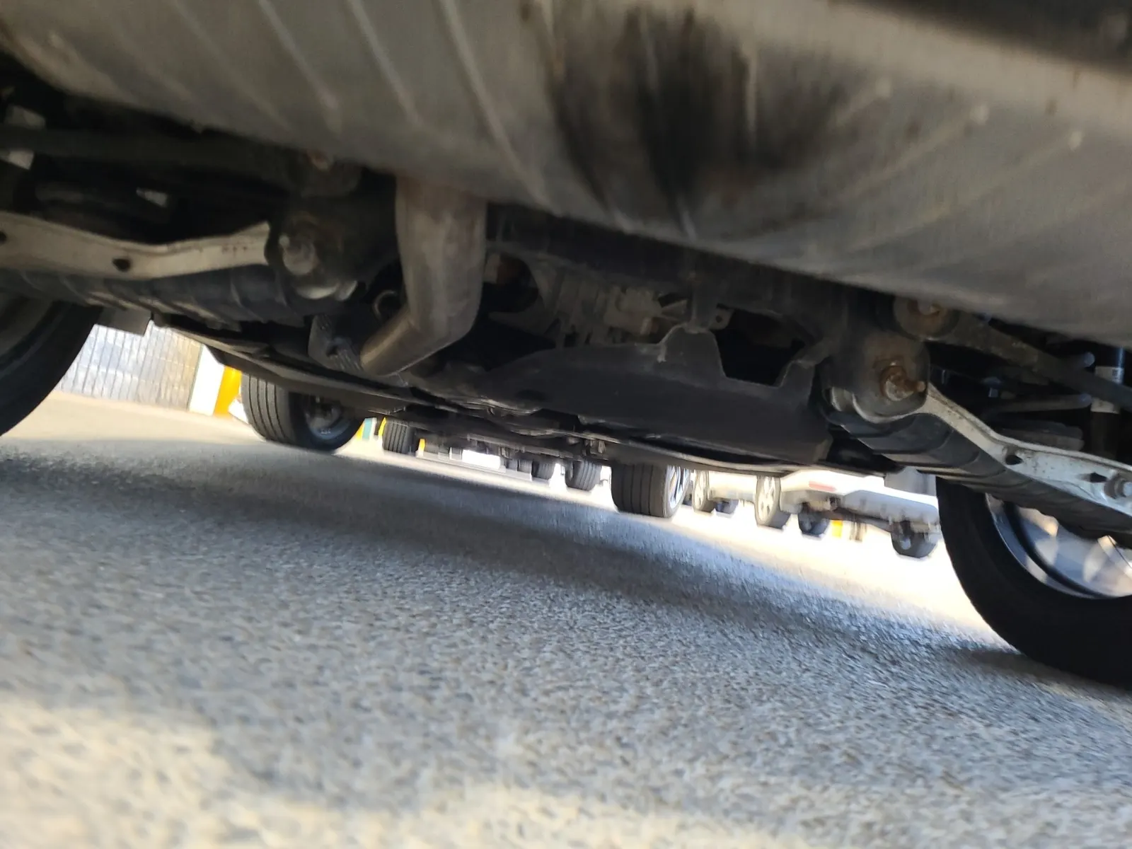 Undercarriage - Rear Photo