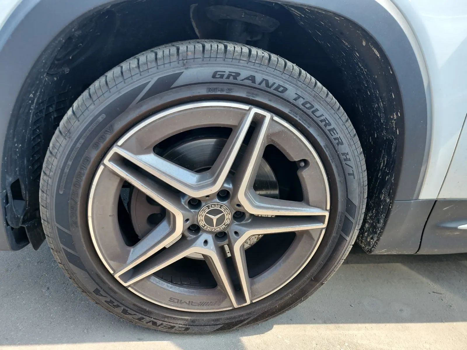 Front driver wheel/tire photo