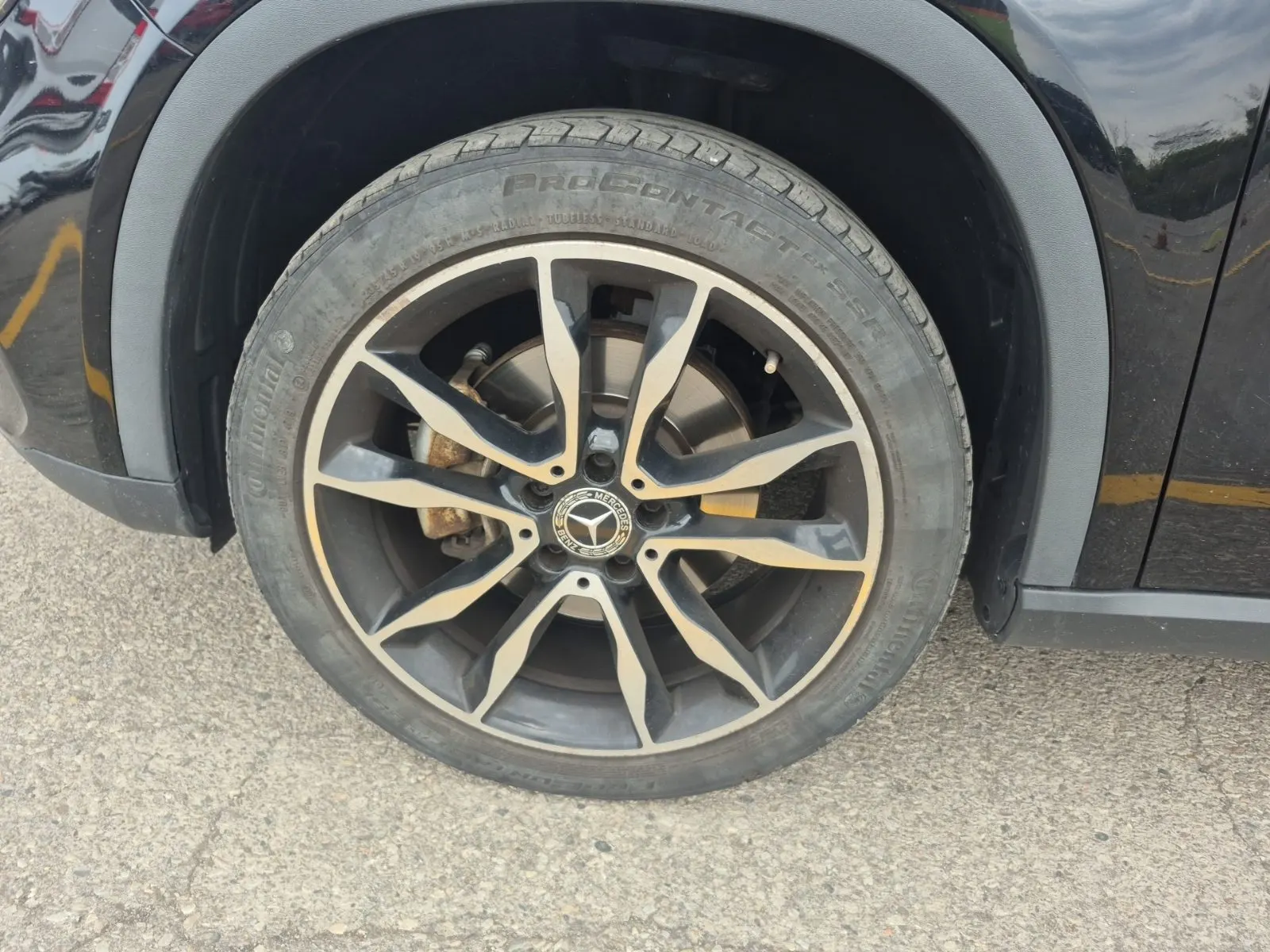 Front driver wheel/tire photo