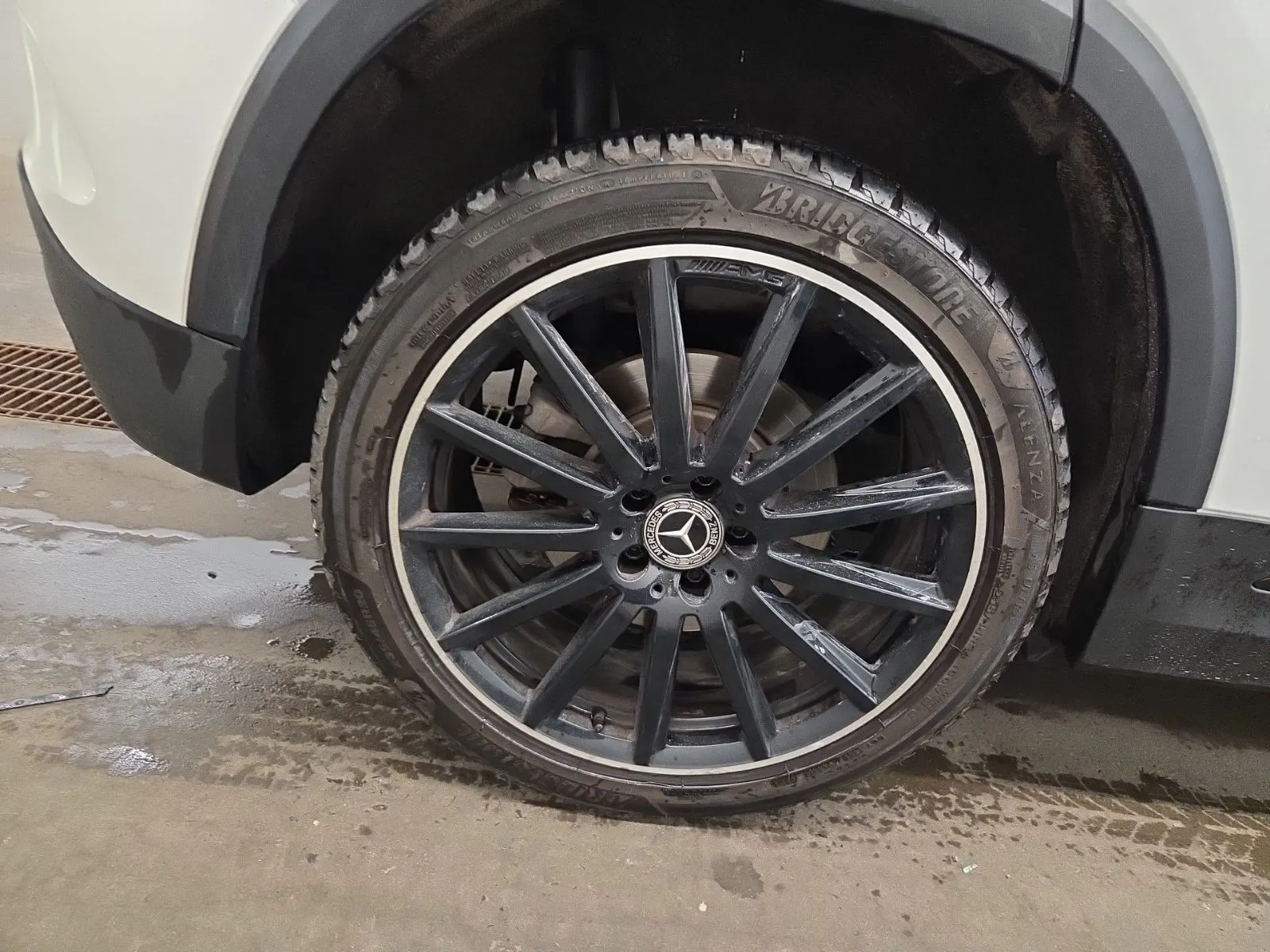 Right Rear Wheel/Tire Photo