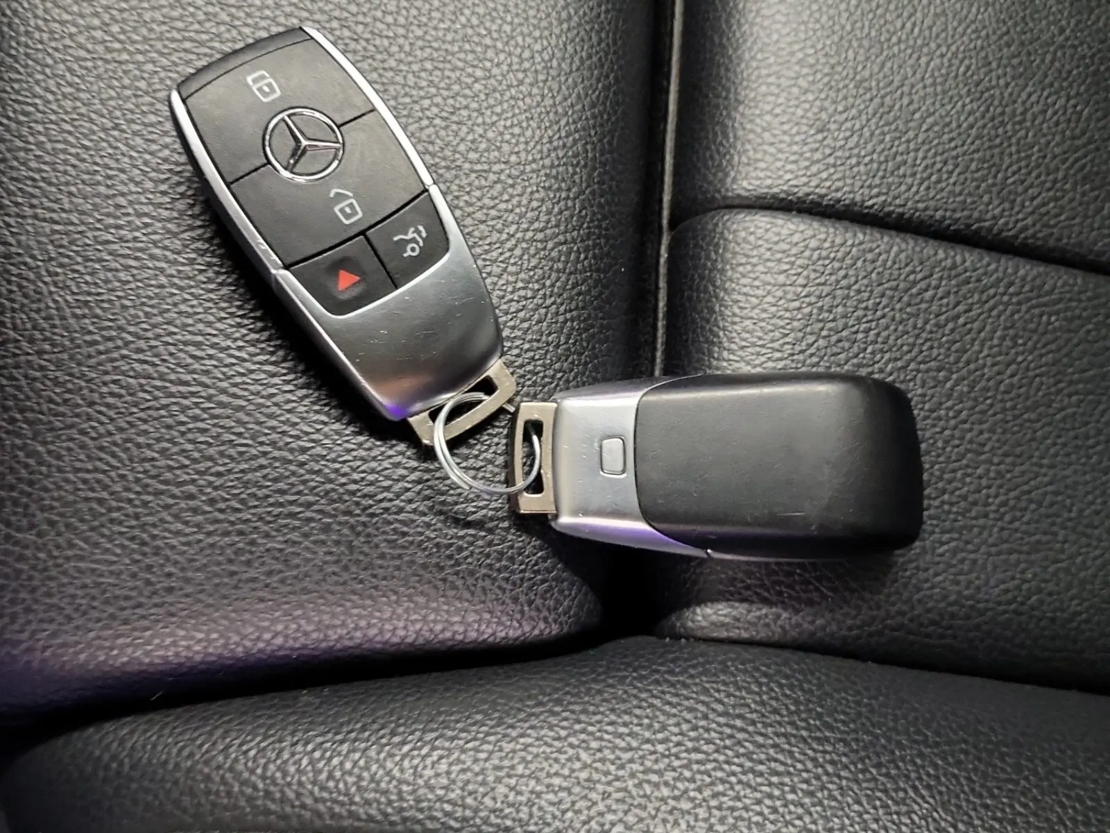 Keys/Fobs/Manual Photo