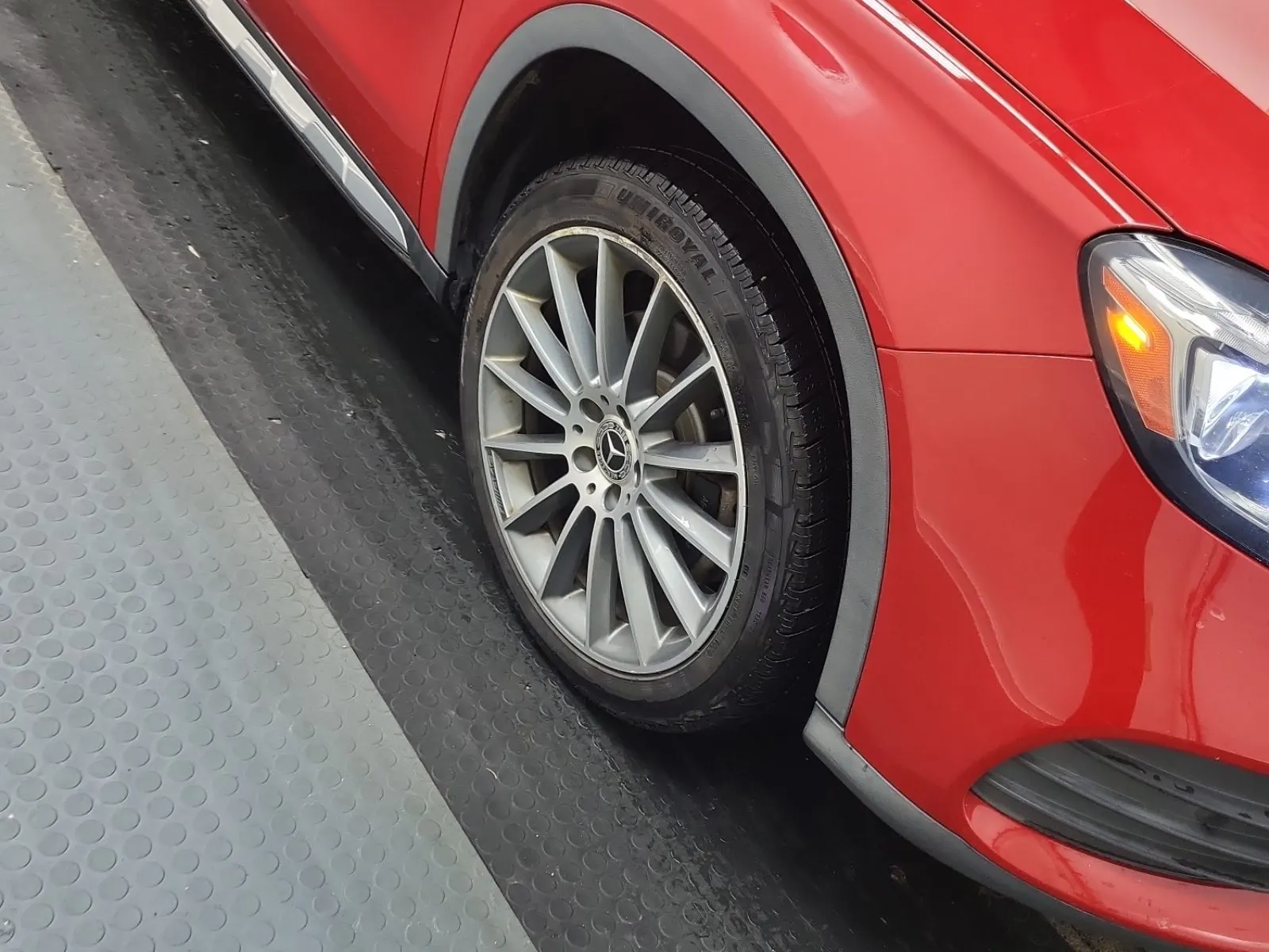 Right Front Wheel/Tire Photo