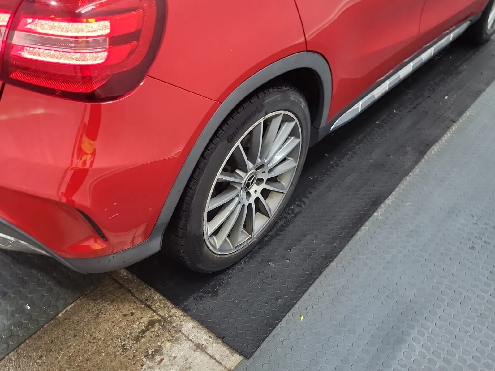 Right Rear Wheel/Tire Photo