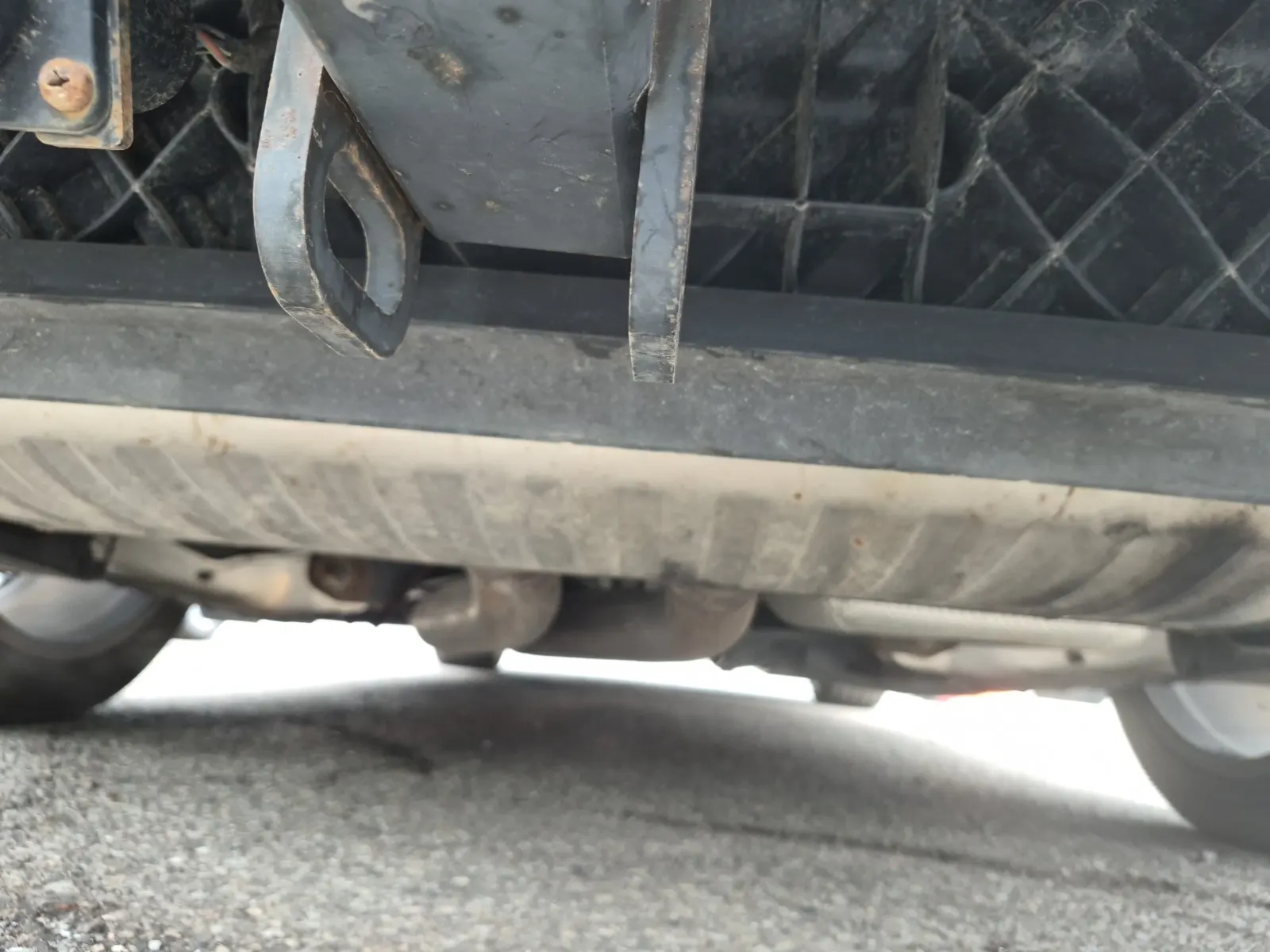 Undercarriage - Rear Photo