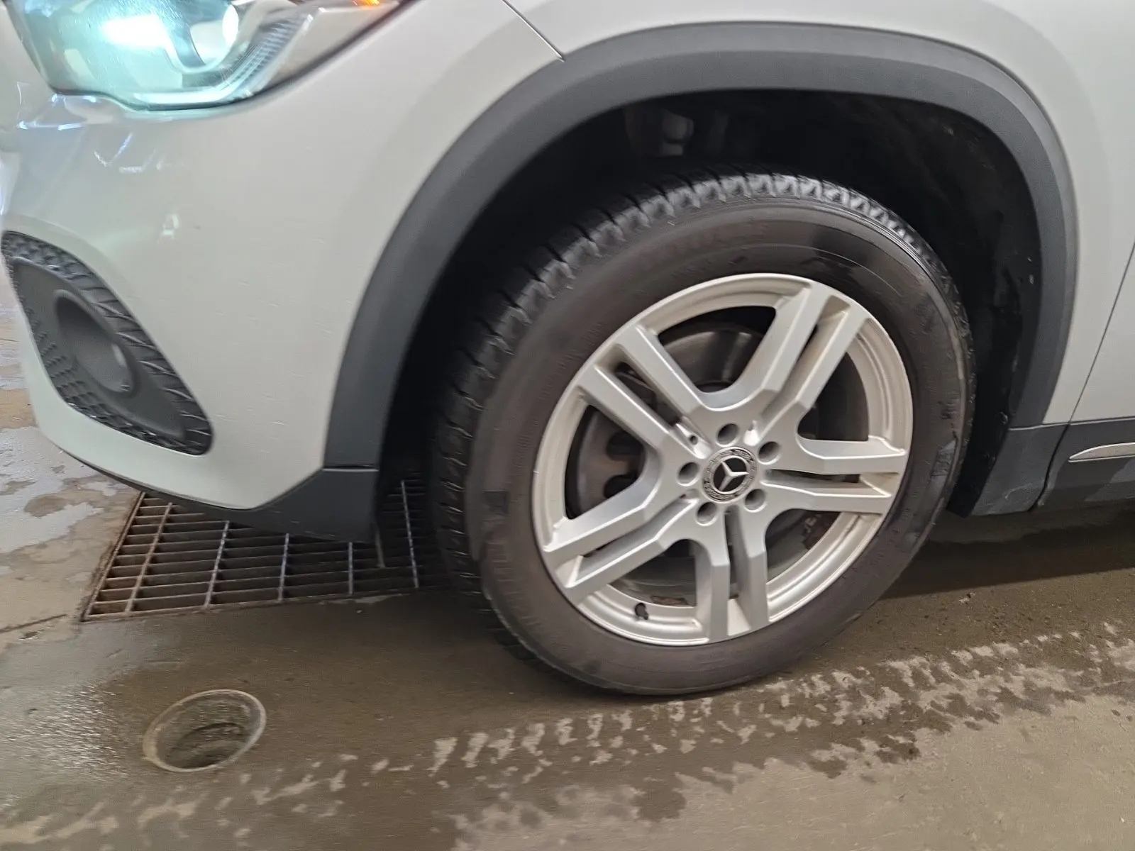 Front driver wheel/tire photo