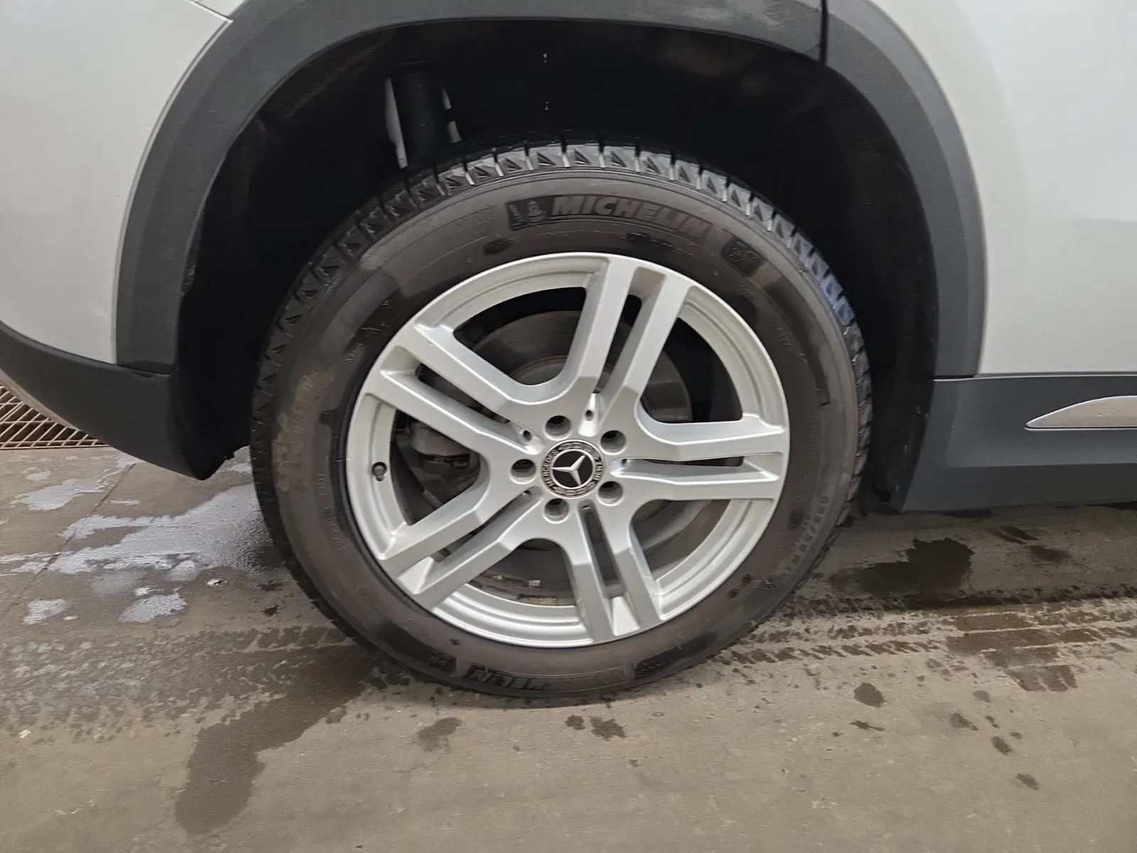 Right Rear Wheel/Tire Photo