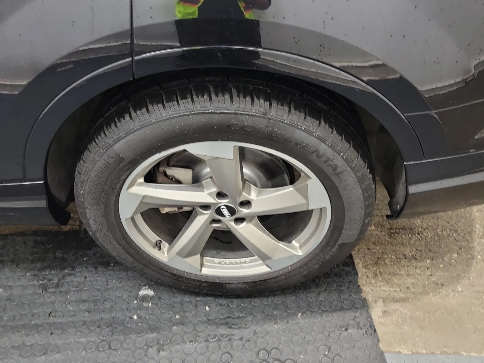 Left Rear Wheel/Tire Photo