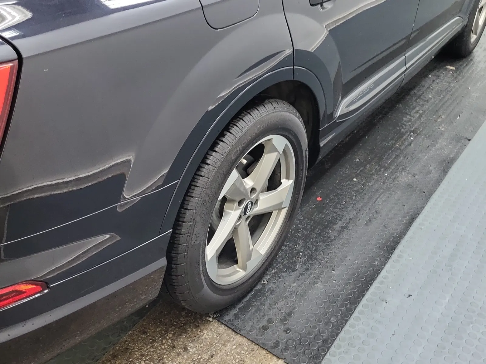 Right Rear Wheel/Tire Photo