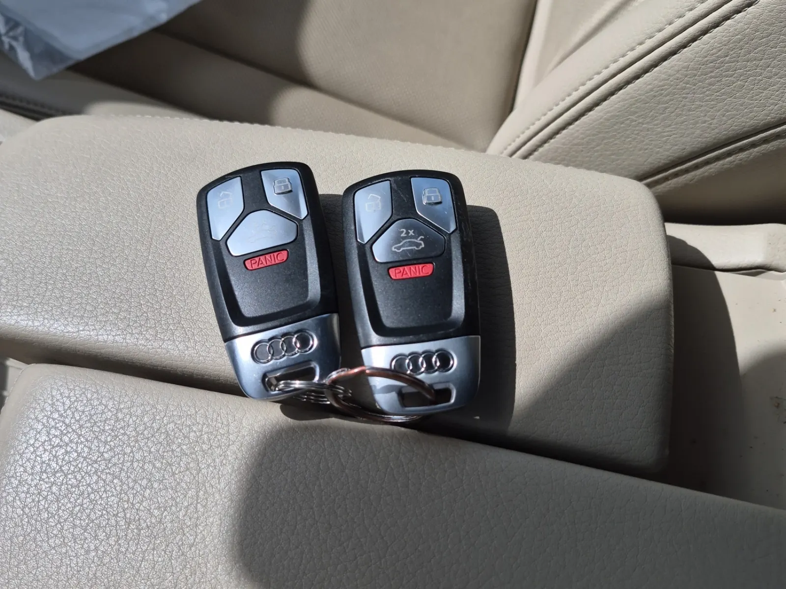 Keys/Fobs/Manual Photo