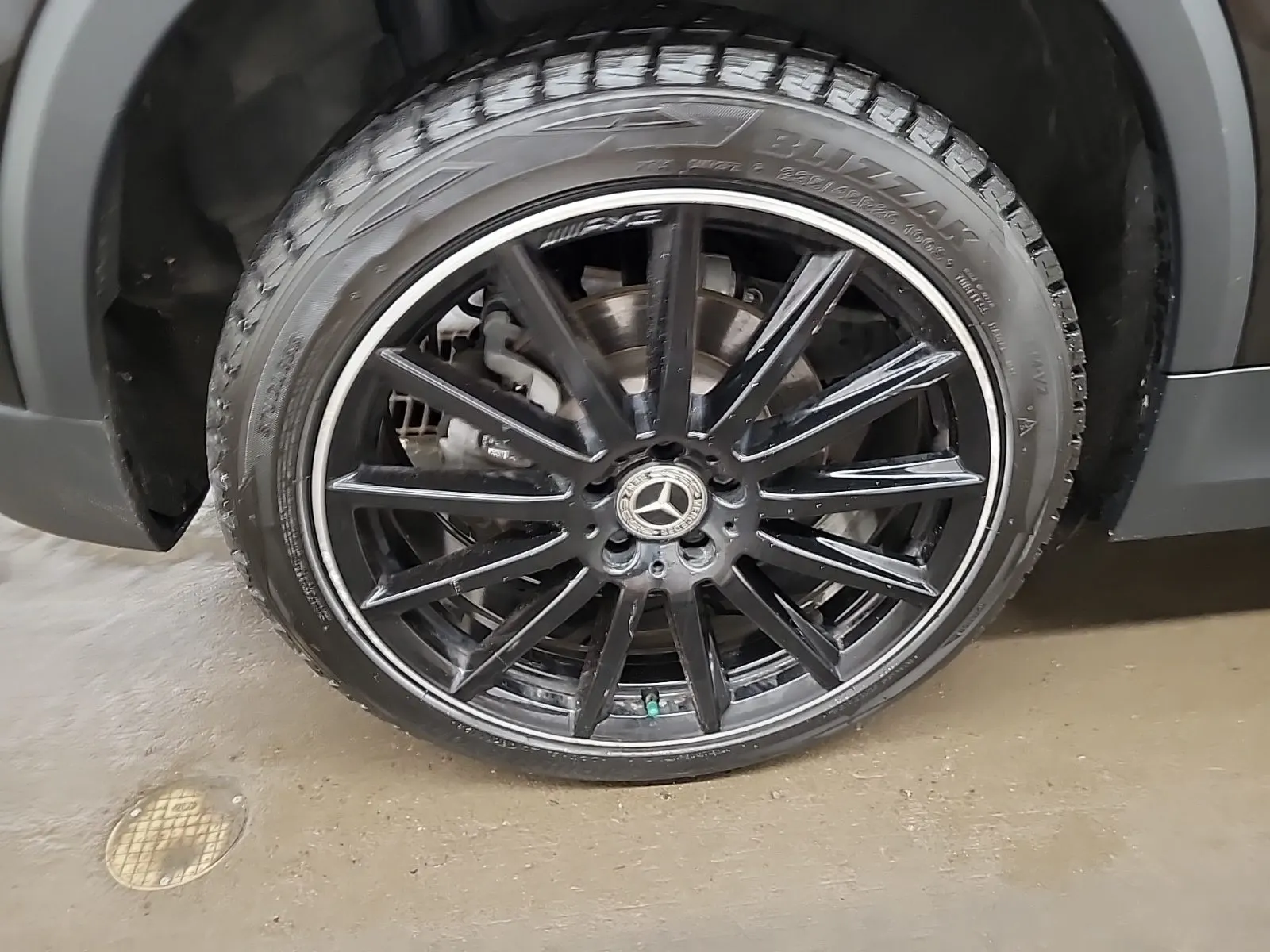 Right Rear Wheel/Tire Photo