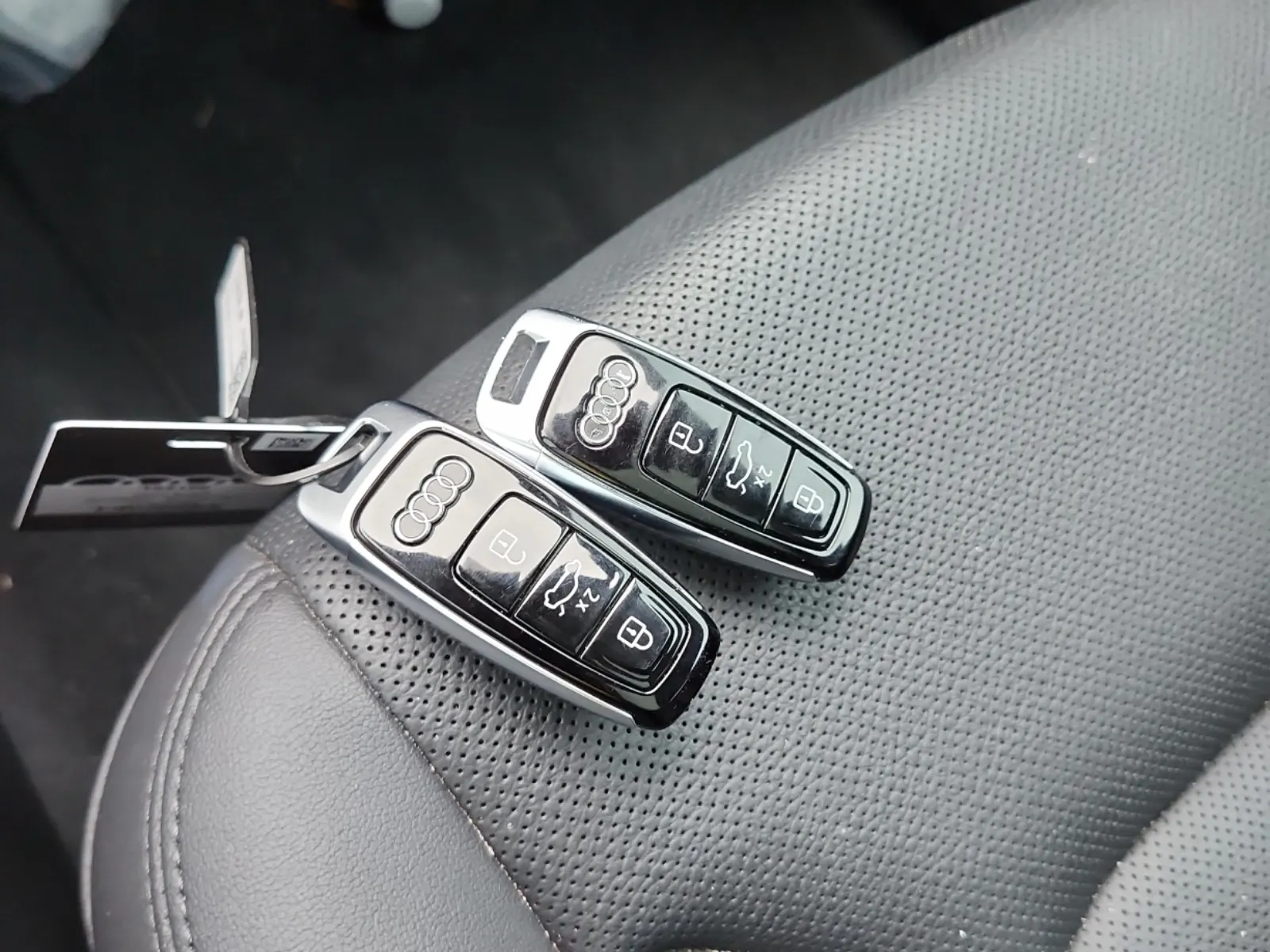 Keys/Fobs/Manual Photo