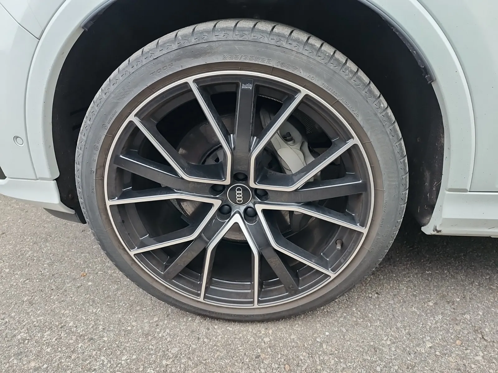 Front driver wheel/tire photo