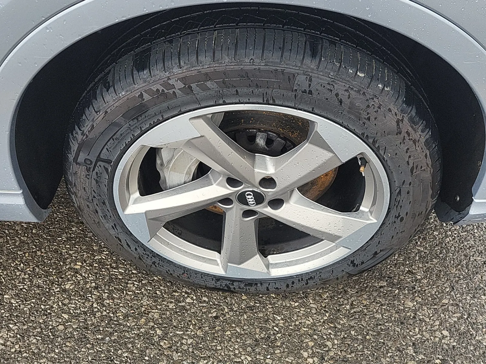 Right Front Wheel/Tire Photo