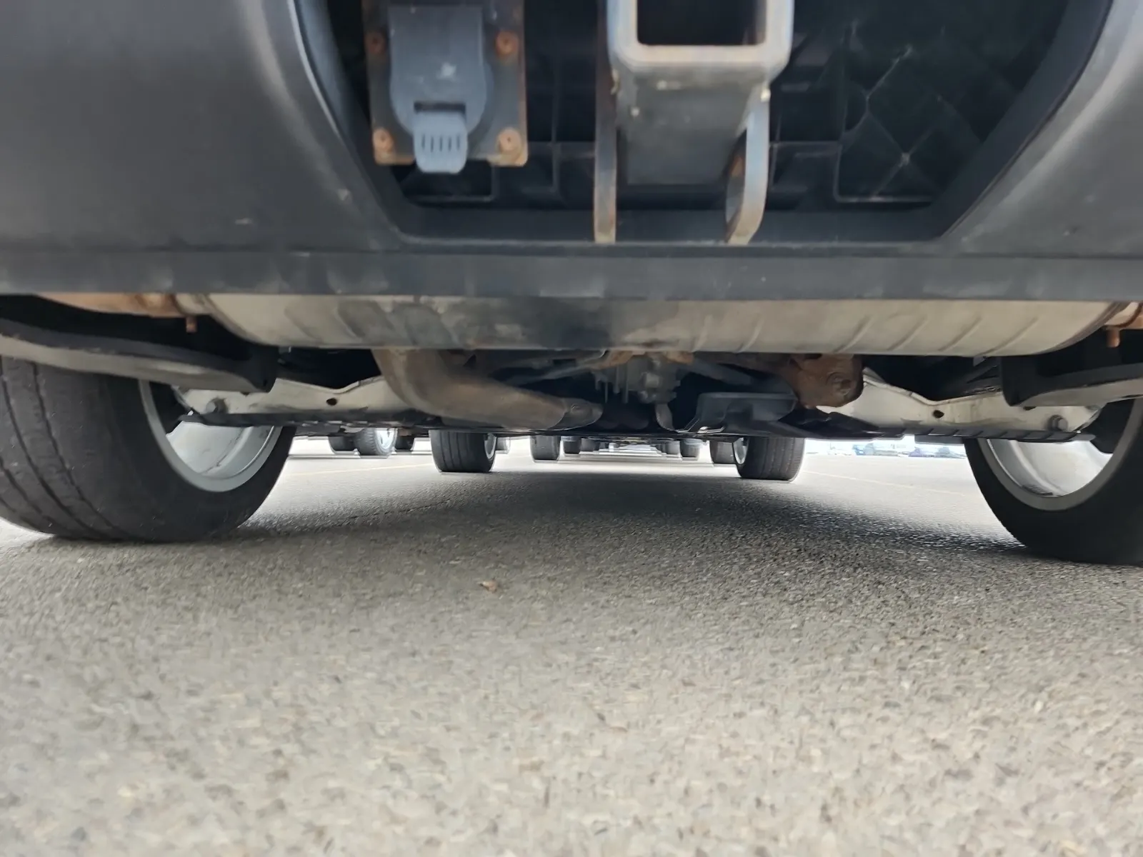 Undercarriage - Rear Photo