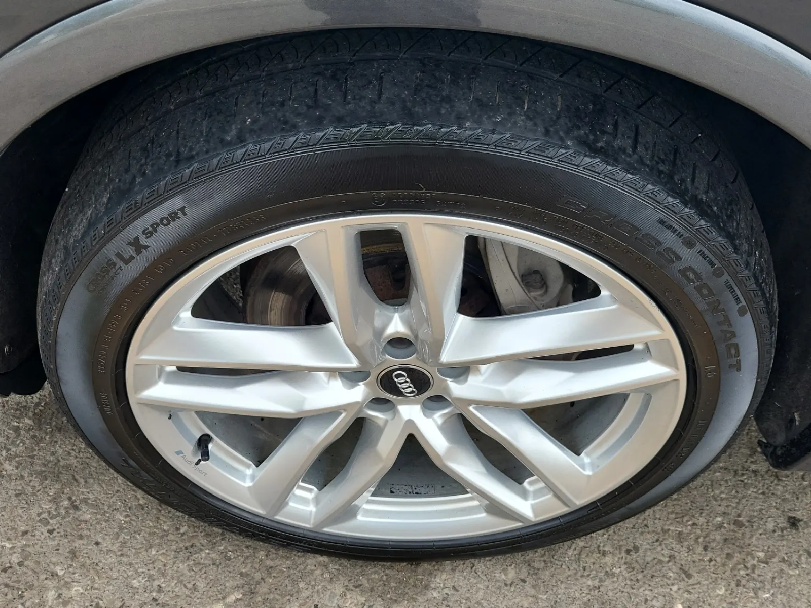 Front driver wheel/tire photo