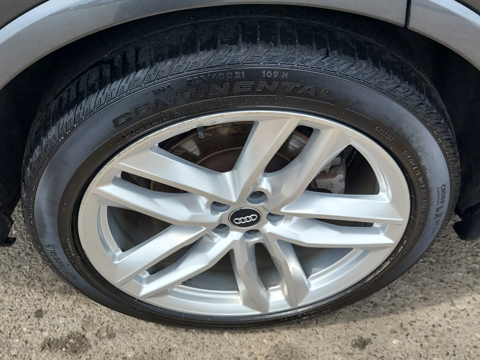 Right Rear Wheel/Tire Photo