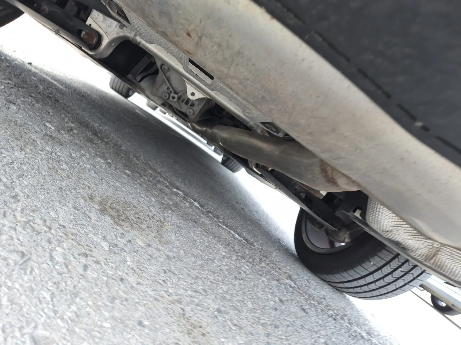Undercarriage - Rear Photo