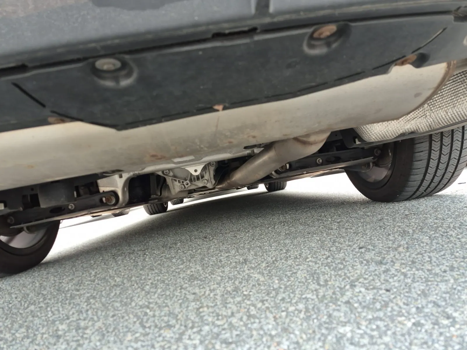 Undercarriage - Rear Photo