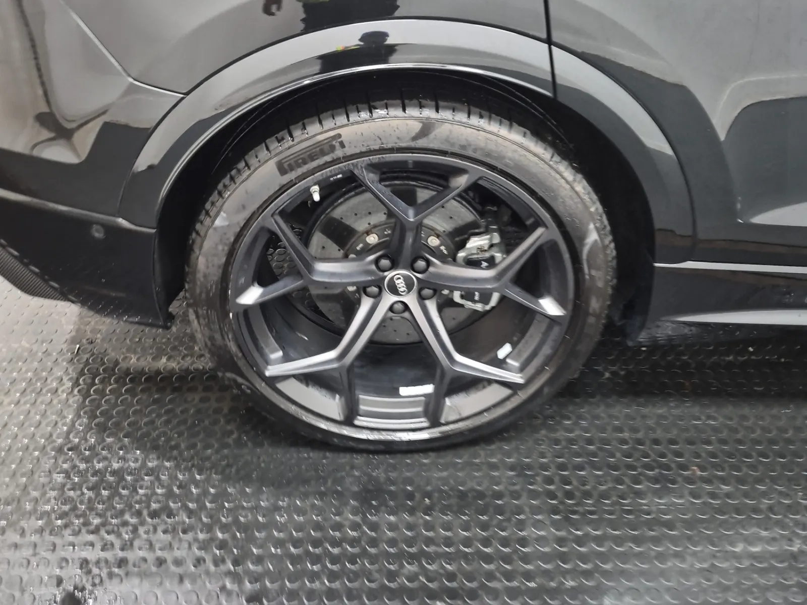 Right Rear Wheel/Tire Photo