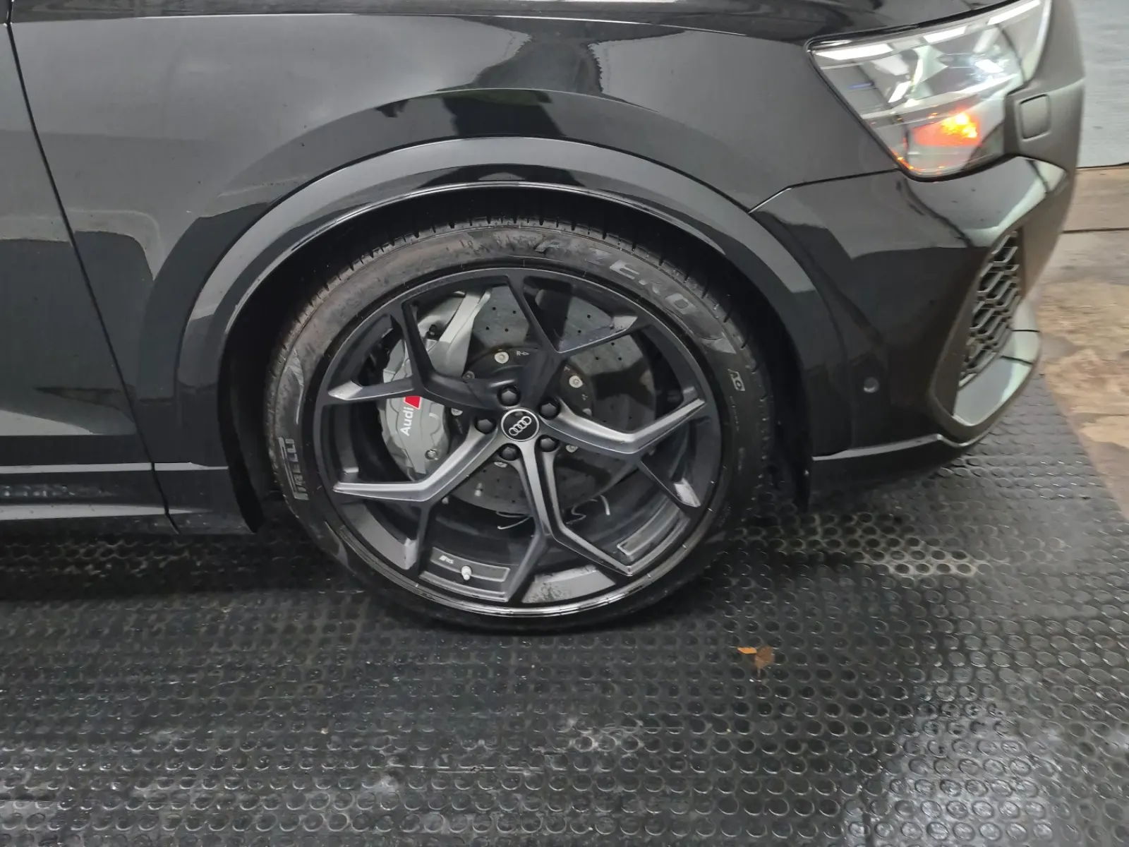 Right Front Wheel/Tire Photo