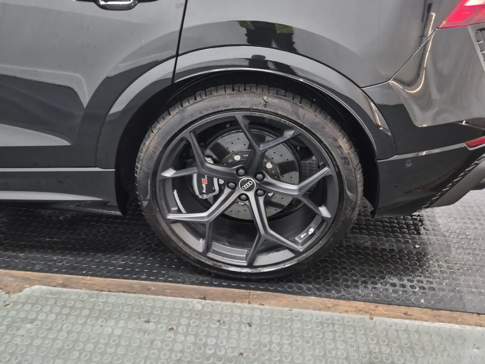 Left Rear Wheel/Tire Photo