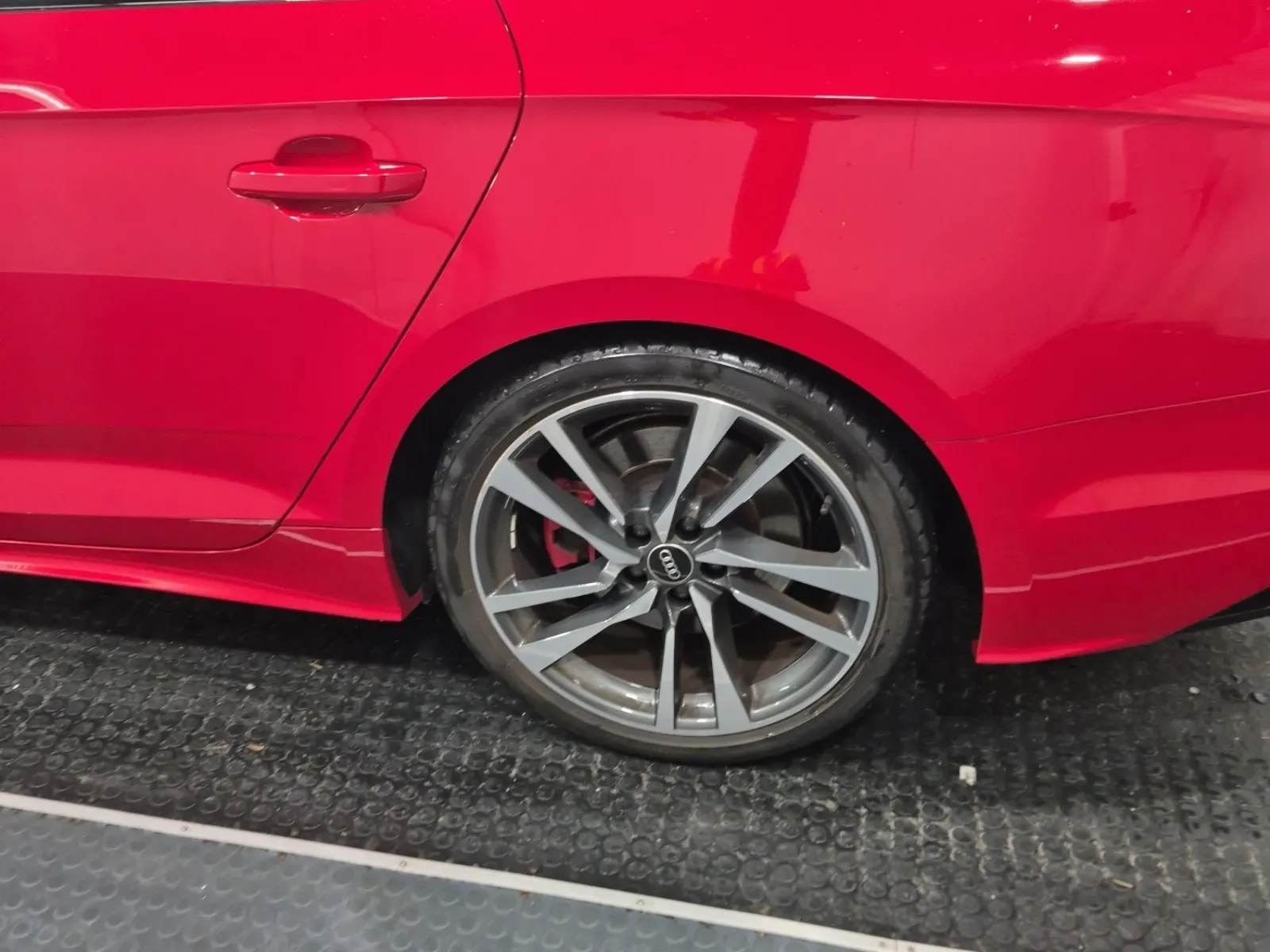 Left Rear Wheel/Tire Photo