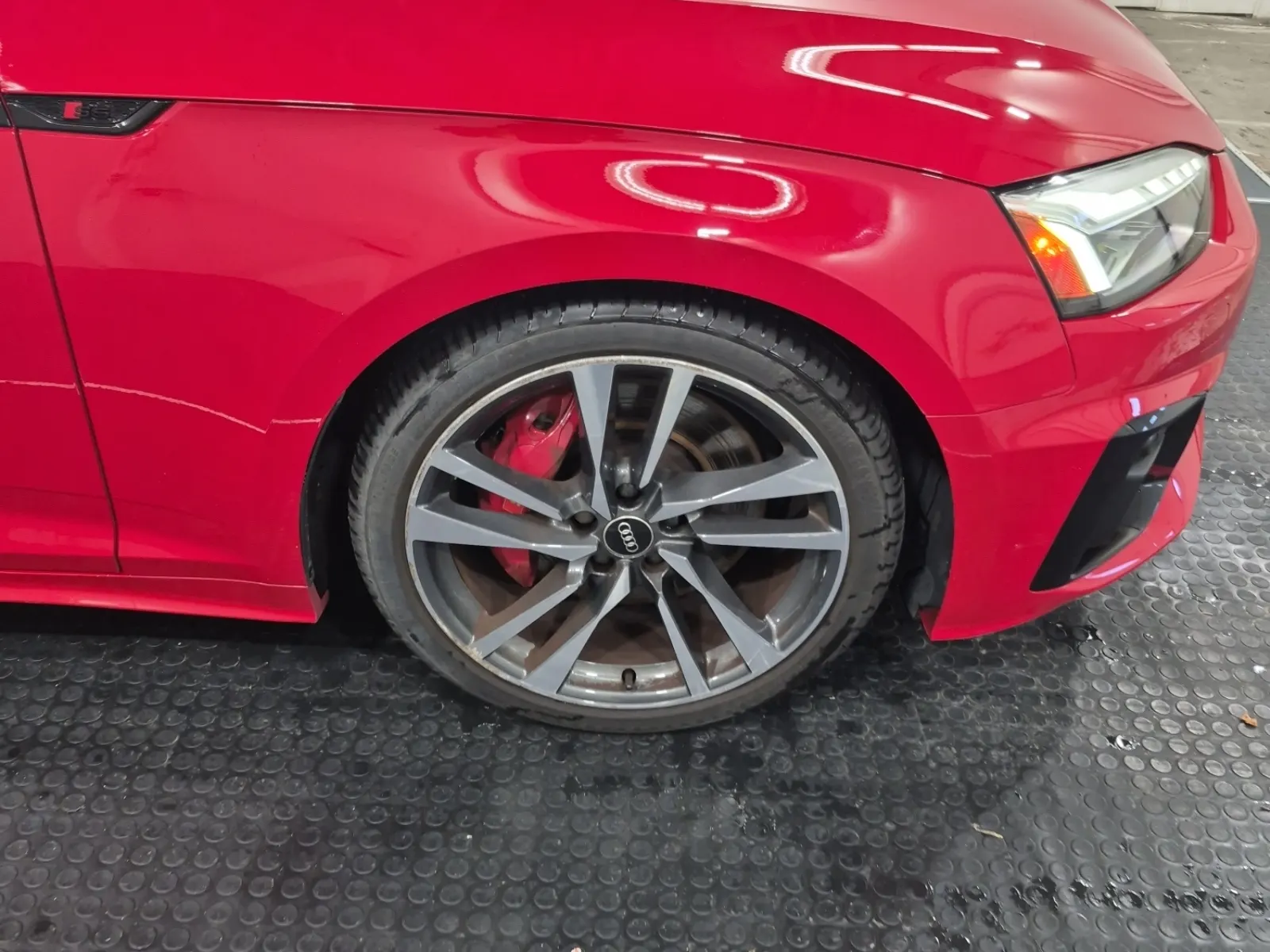 Right Front Wheel/Tire Photo